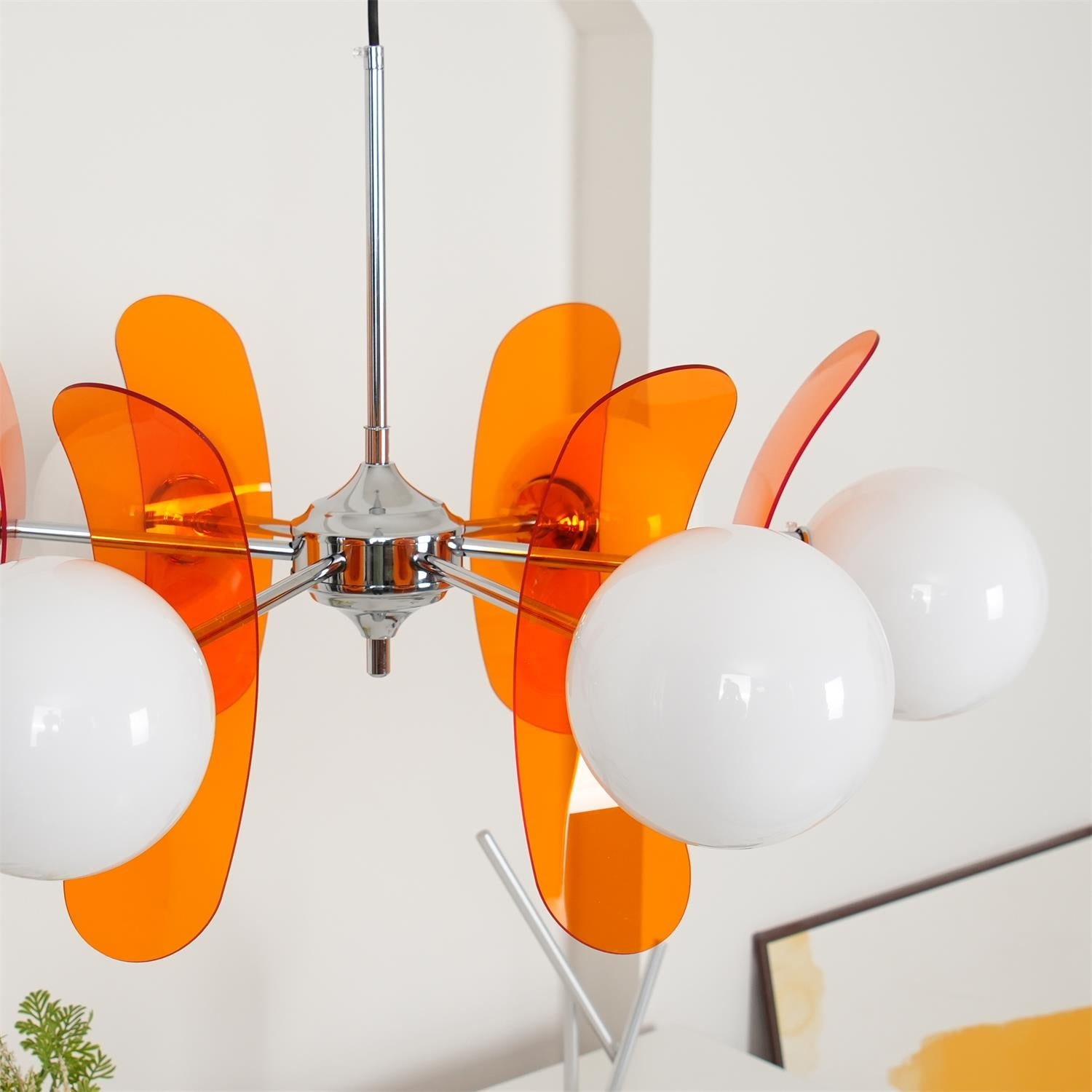 Moderne Sputnik Kroonluchter met Gekleurde Acryl Elementen en Witte Glazen Bollen – Design Hanglamp Meerdere Lichtpunten | Sansoti