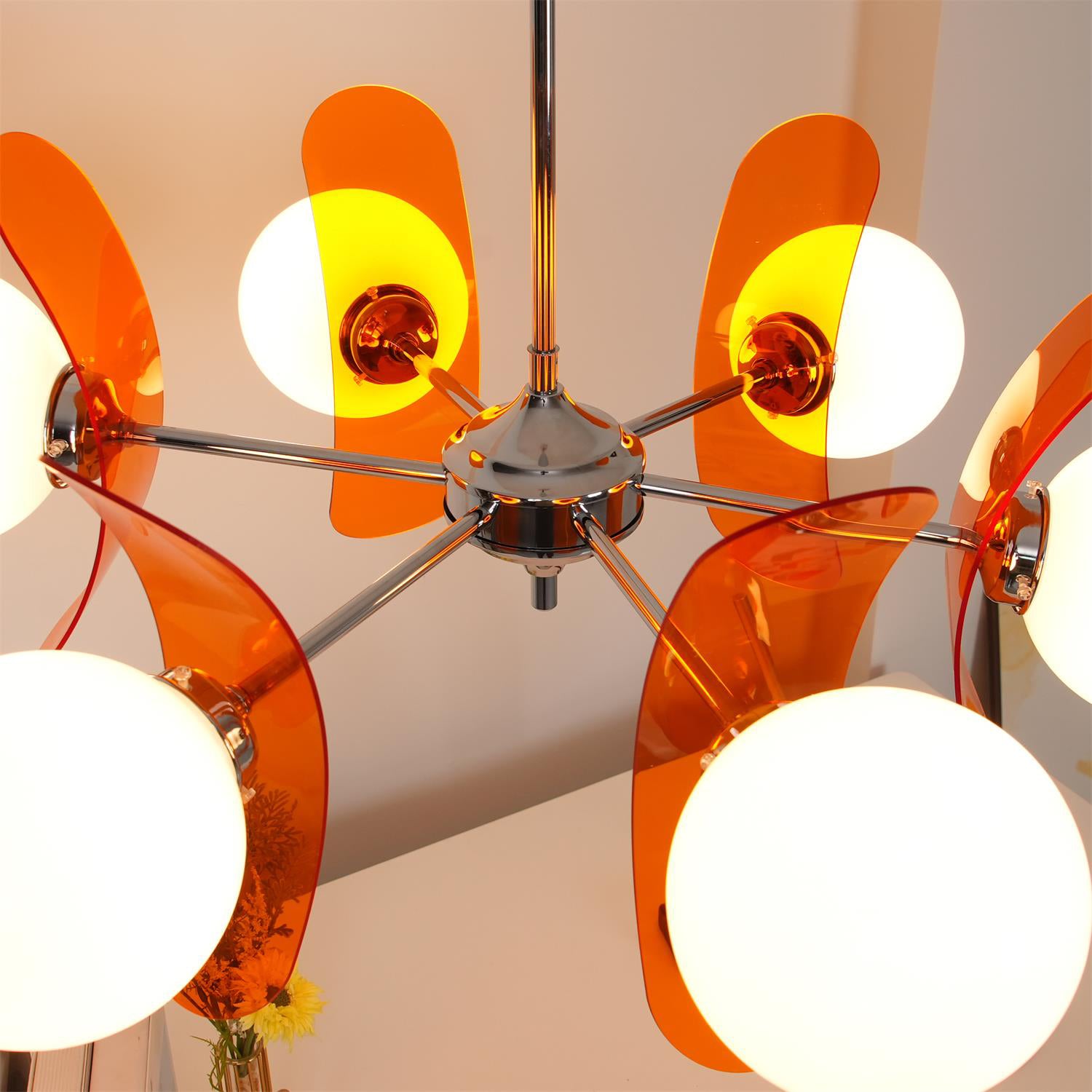 Moderne Sputnik Kroonluchter met Gekleurde Acryl Elementen en Witte Glazen Bollen – Design Hanglamp Meerdere Lichtpunten | Sansoti