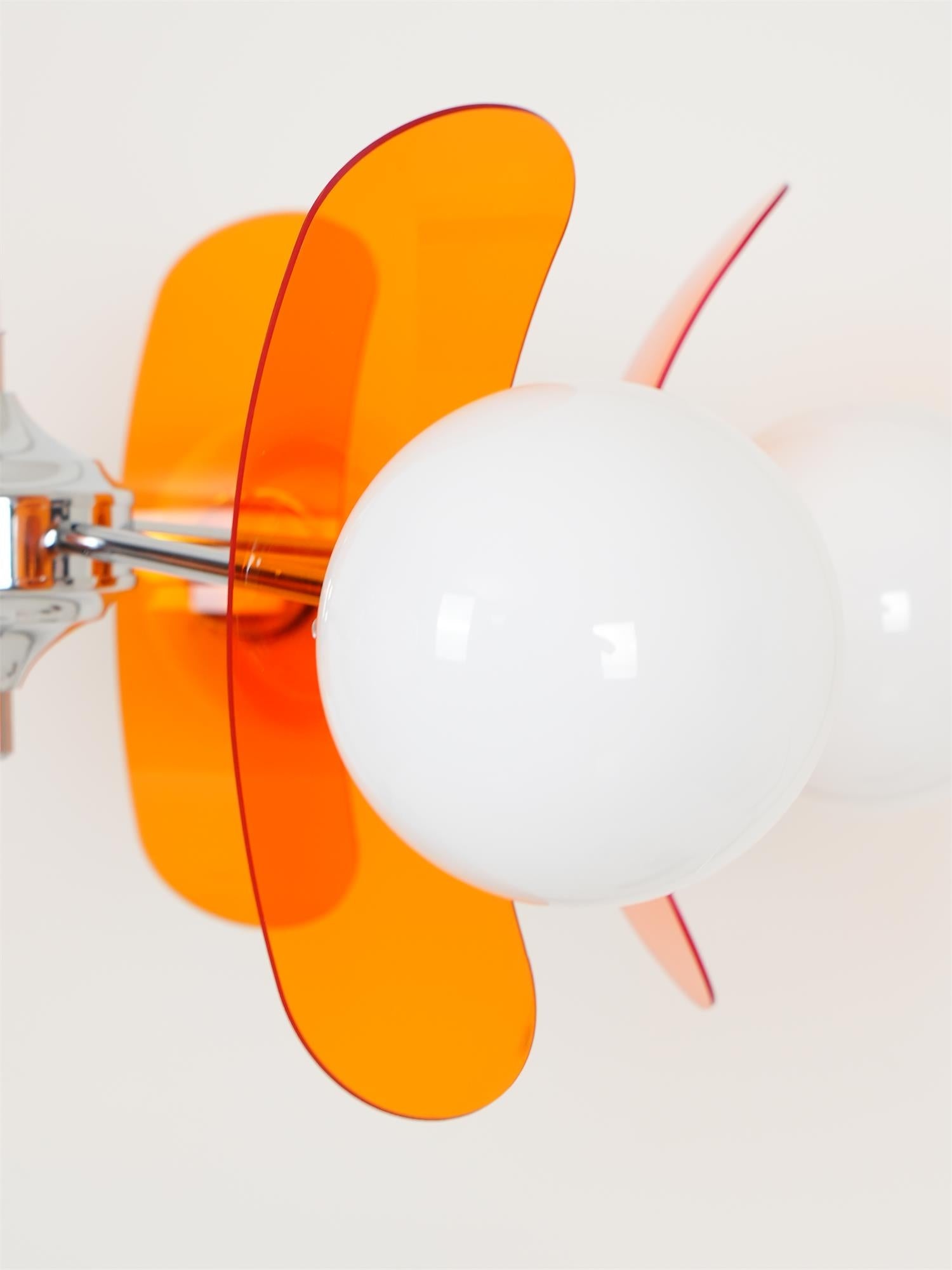 Moderne Sputnik Kroonluchter met Gekleurde Acryl Elementen en Witte Glazen Bollen – Design Hanglamp Meerdere Lichtpunten | Sansoti