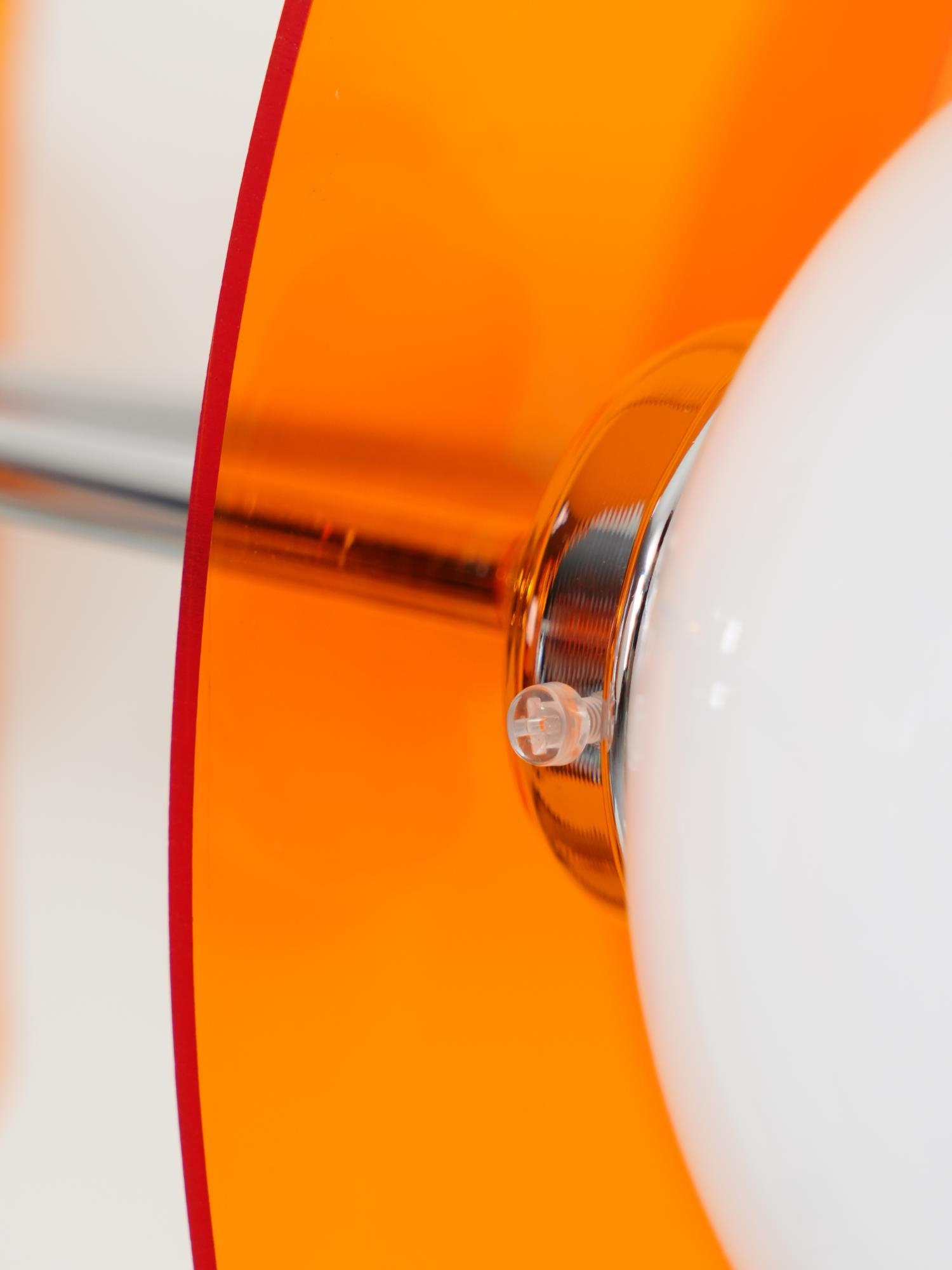 Moderne Sputnik Kroonluchter met Gekleurde Acryl Elementen en Witte Glazen Bollen – Design Hanglamp Meerdere Lichtpunten | Sansoti