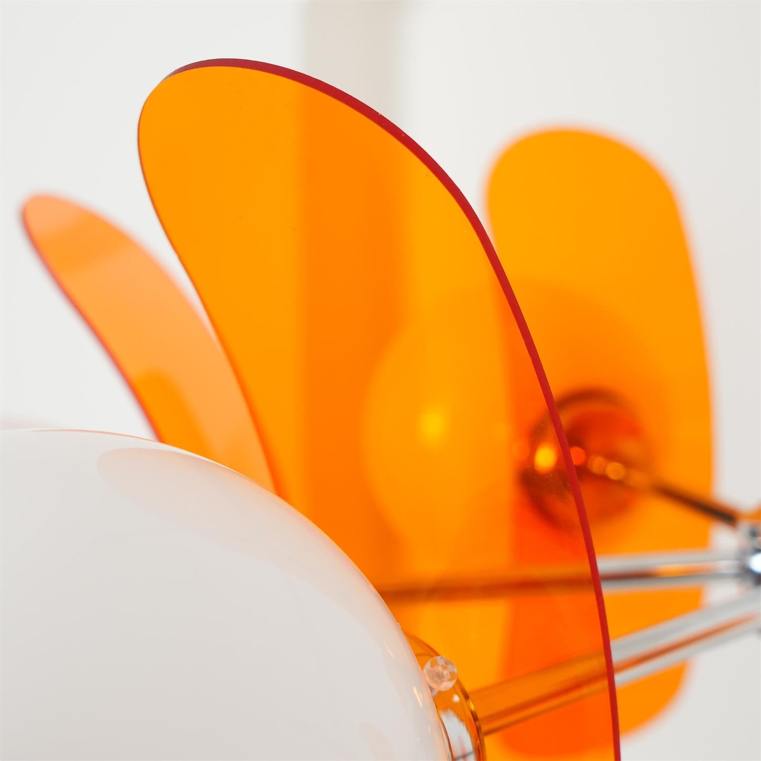 Moderne Sputnik Kroonluchter met Gekleurde Acryl Elementen en Witte Glazen Bollen – Design Hanglamp Meerdere Lichtpunten | Sansoti