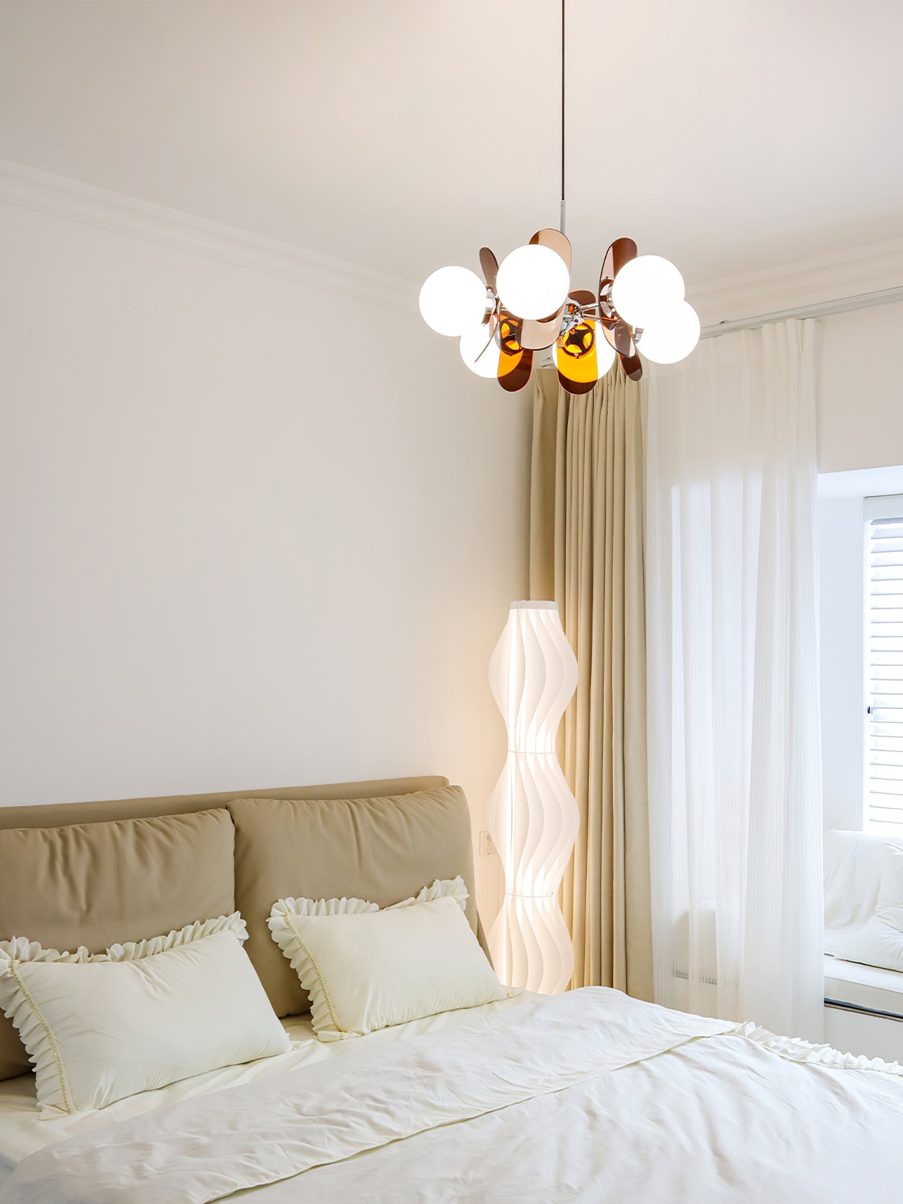 Moderne Sputnik Kroonluchter met Gekleurde Acryl Elementen en Witte Glazen Bollen – Design Hanglamp Meerdere Lichtpunten | Sansoti