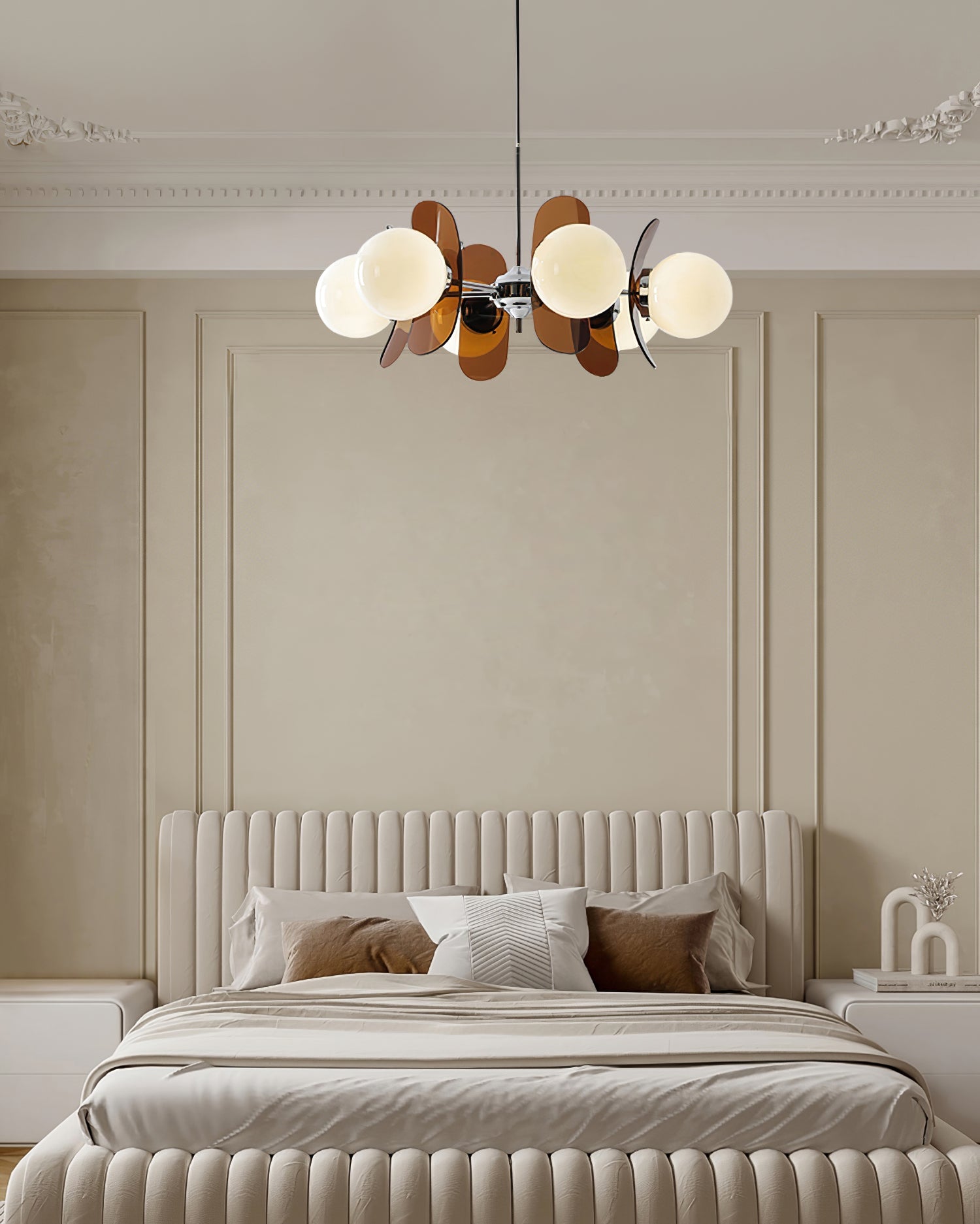 Moderne Sputnik Kroonluchter met Gekleurde Acryl Elementen en Witte Glazen Bollen – Design Hanglamp Meerdere Lichtpunten | Sansoti