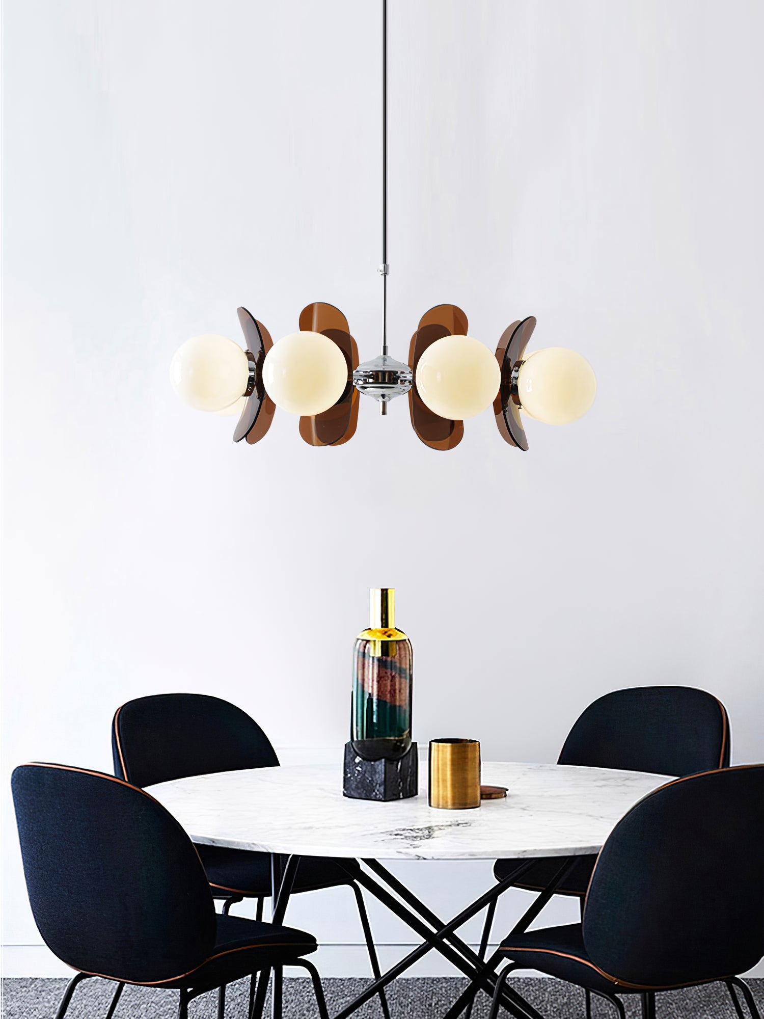 Moderne Sputnik Kroonluchter met Gekleurde Acryl Elementen en Witte Glazen Bollen – Design Hanglamp Meerdere Lichtpunten | Sansoti