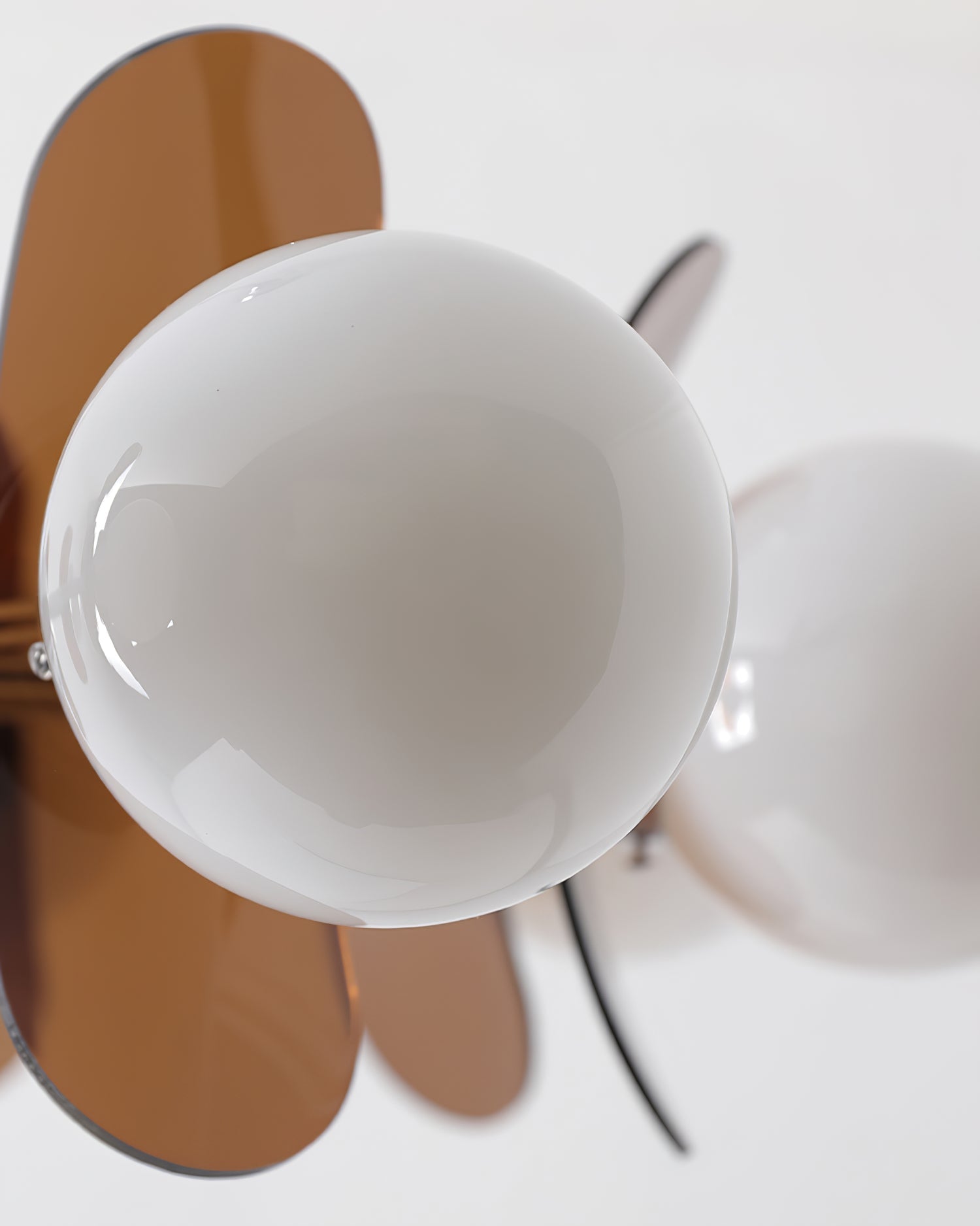 Moderne Sputnik Kroonluchter met Gekleurde Acryl Elementen en Witte Glazen Bollen – Design Hanglamp Meerdere Lichtpunten | Sansoti