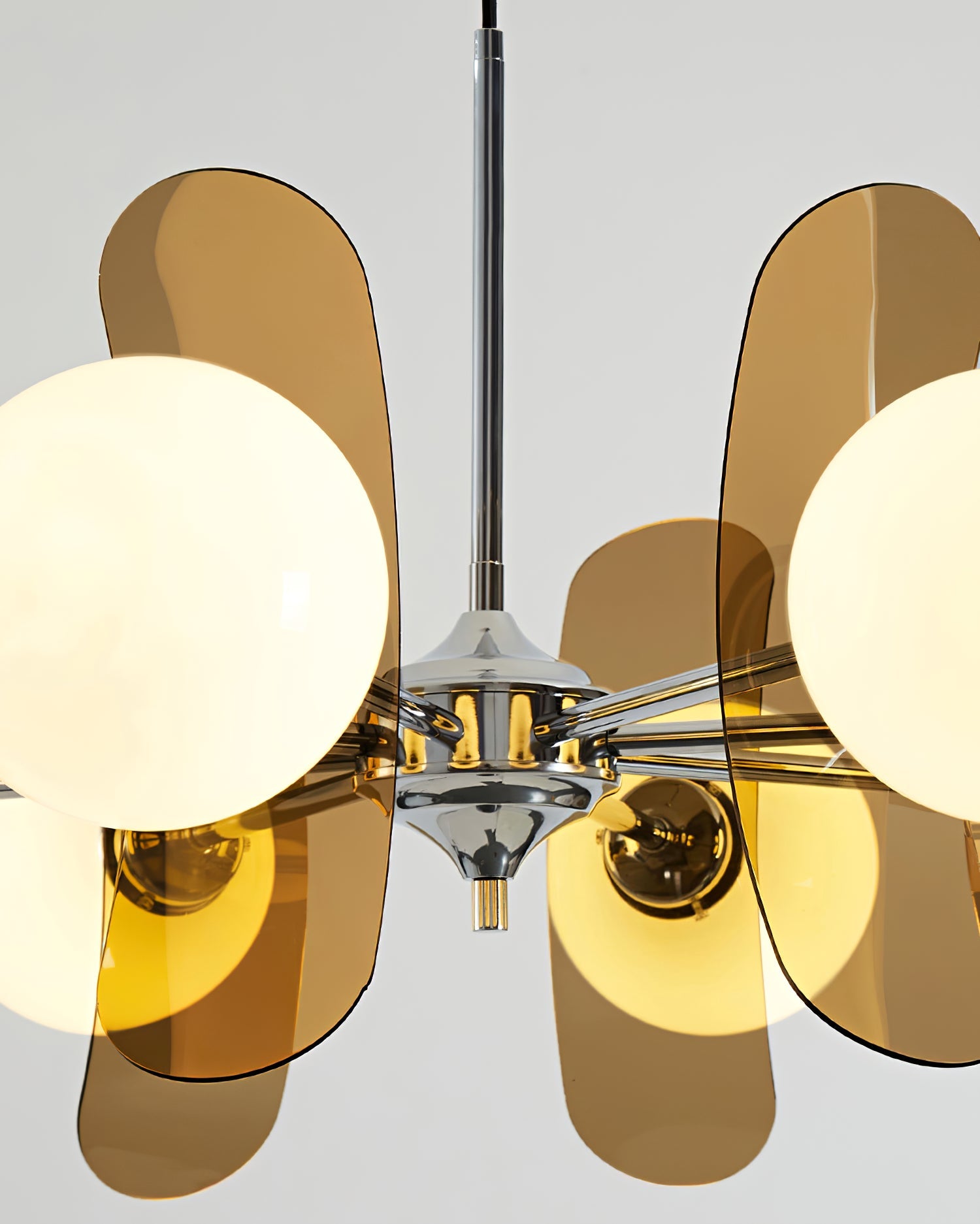 Moderne Sputnik Kroonluchter met Gekleurde Acryl Elementen en Witte Glazen Bollen – Design Hanglamp Meerdere Lichtpunten | Sansoti