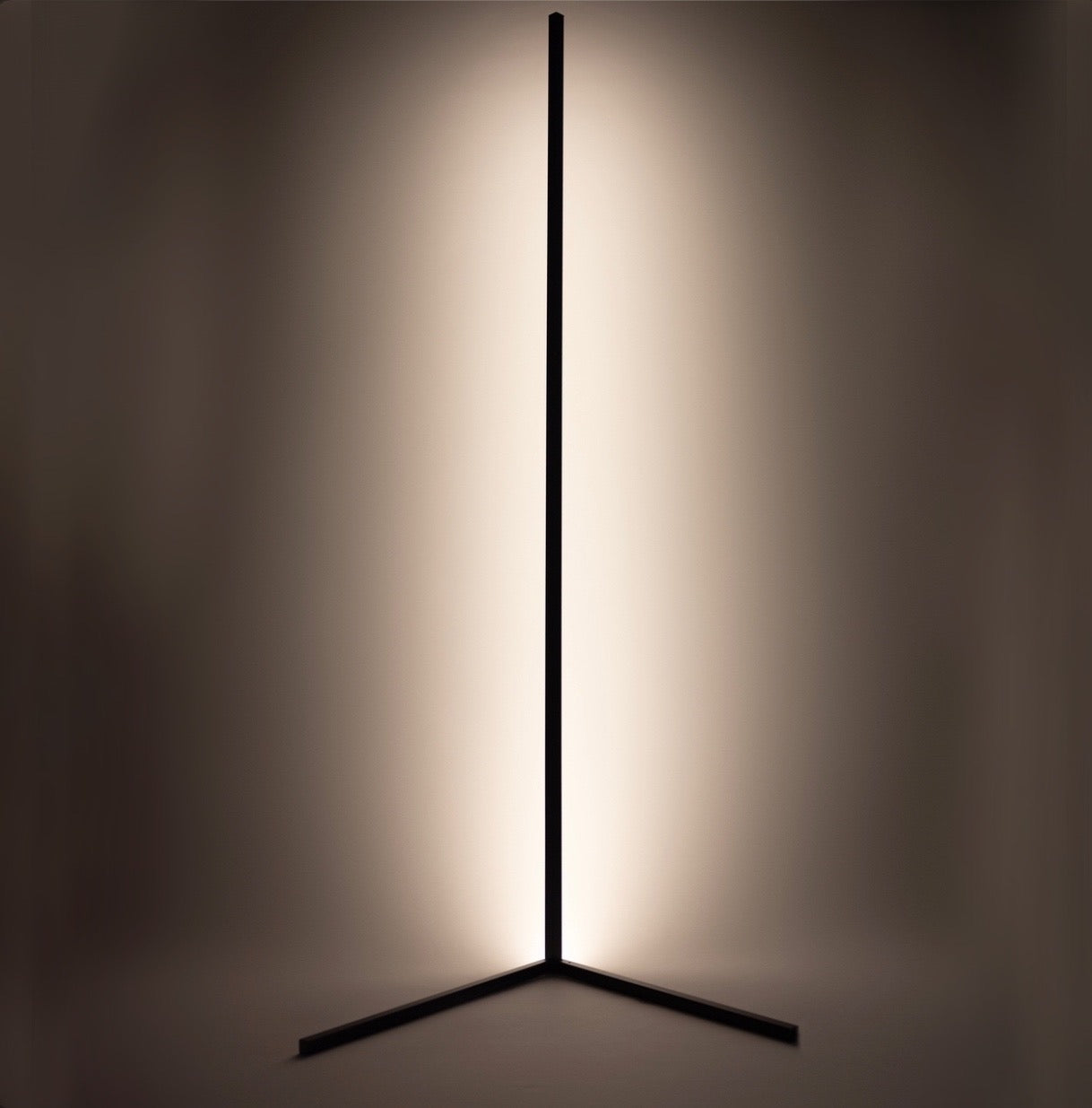 Moderne Eck-Stehleuchte mit integrierter LED-Beleuchtung und schlankem, platzsparendem Design | Restfield