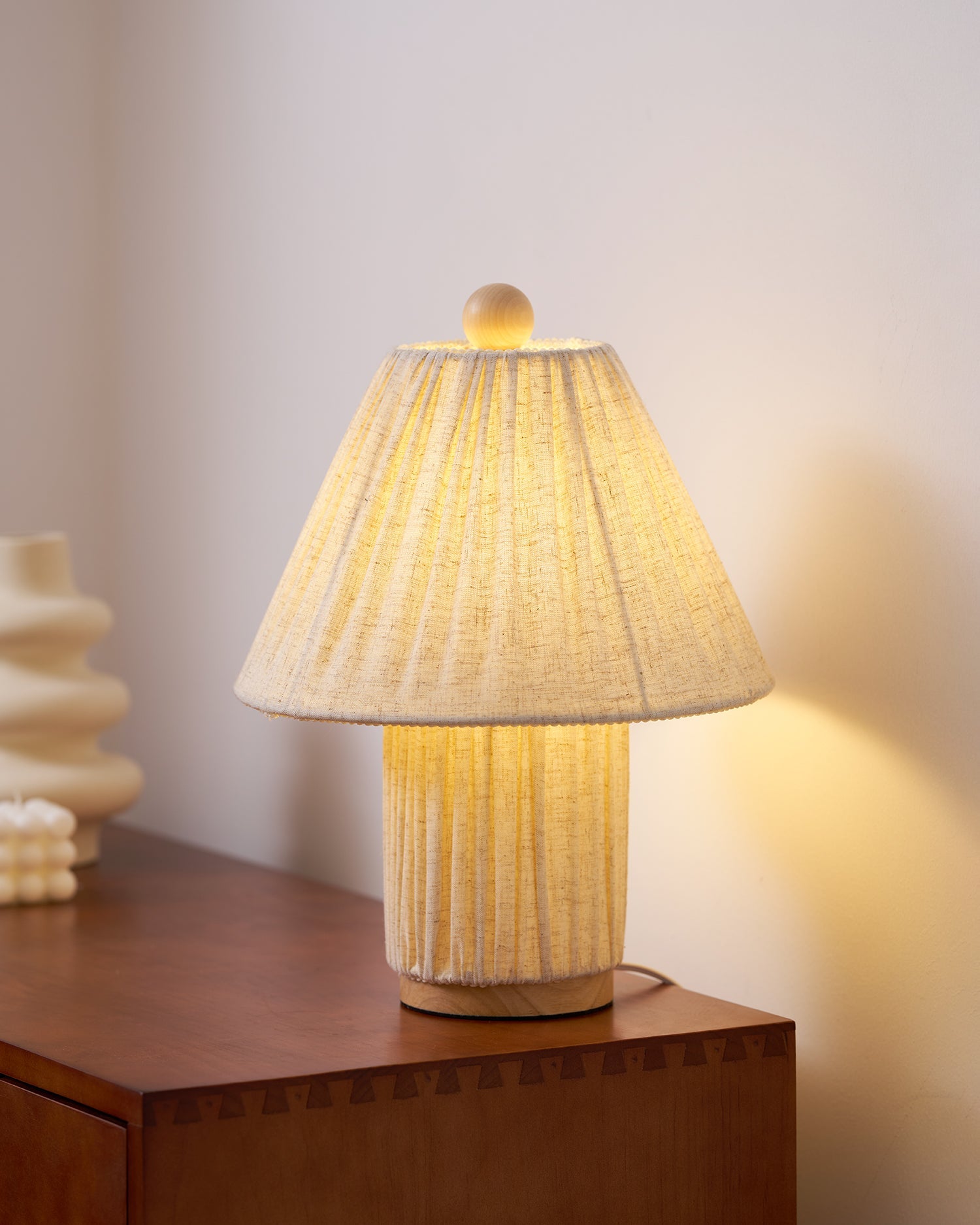 Retro Tafellamp met Geplooide Stoffen Kap – Warm Zacht Licht – Scandinavisch Minimalistisch Design voor Slaapkamer Woonkamer | Sansoti