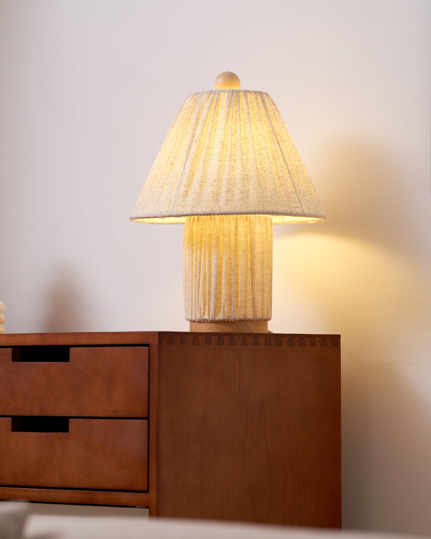 Retro Tafellamp met Geplooide Stoffen Kap – Warm Zacht Licht – Scandinavisch Minimalistisch Design voor Slaapkamer Woonkamer | Sansoti