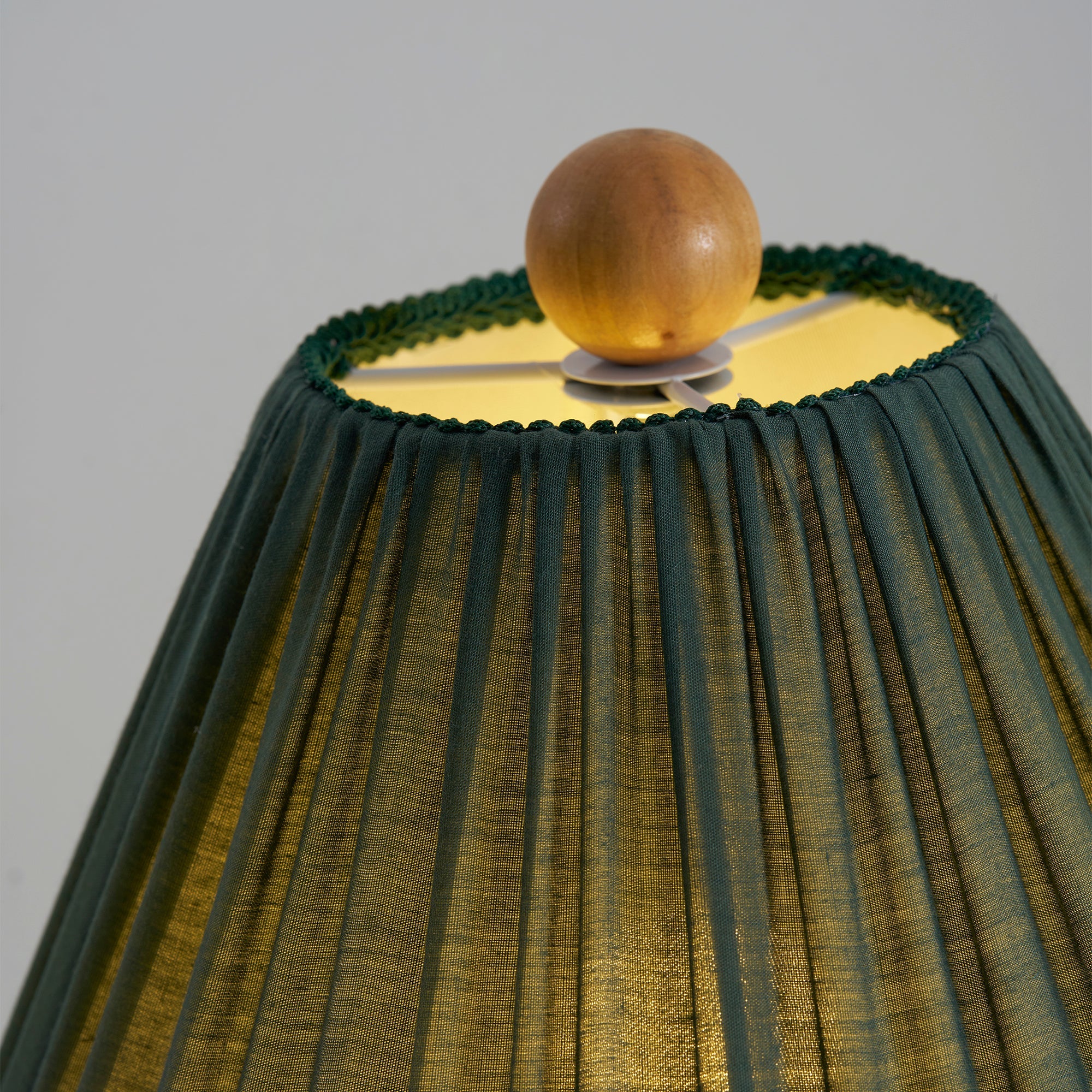 Retro Tafellamp met Geplooide Stoffen Kap – Warm Zacht Licht – Scandinavisch Minimalistisch Design voor Slaapkamer Woonkamer | Sansoti