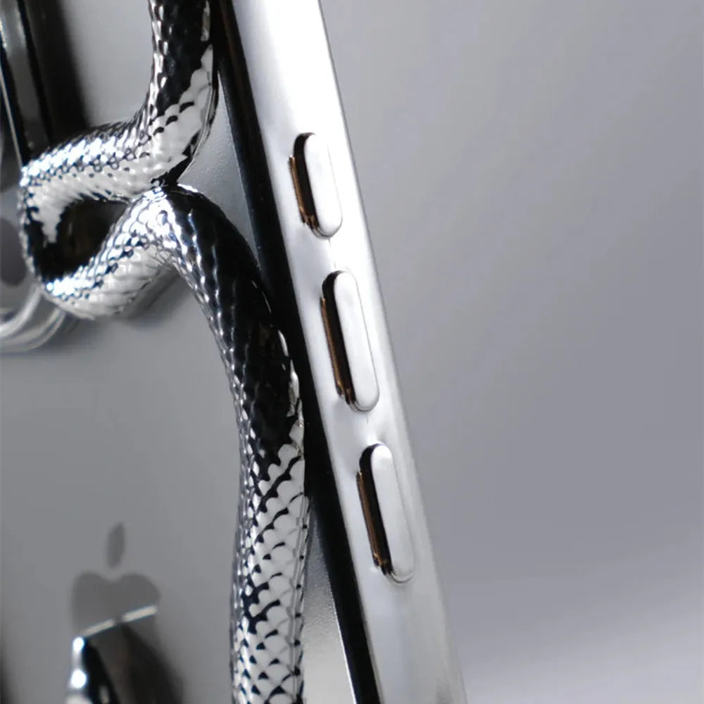 iPhone Hoesje met Slangpatroon en Verstevigde Bumper – Matte en Verchroomde Afwerking voor iPhone 12-17 | Sansoti