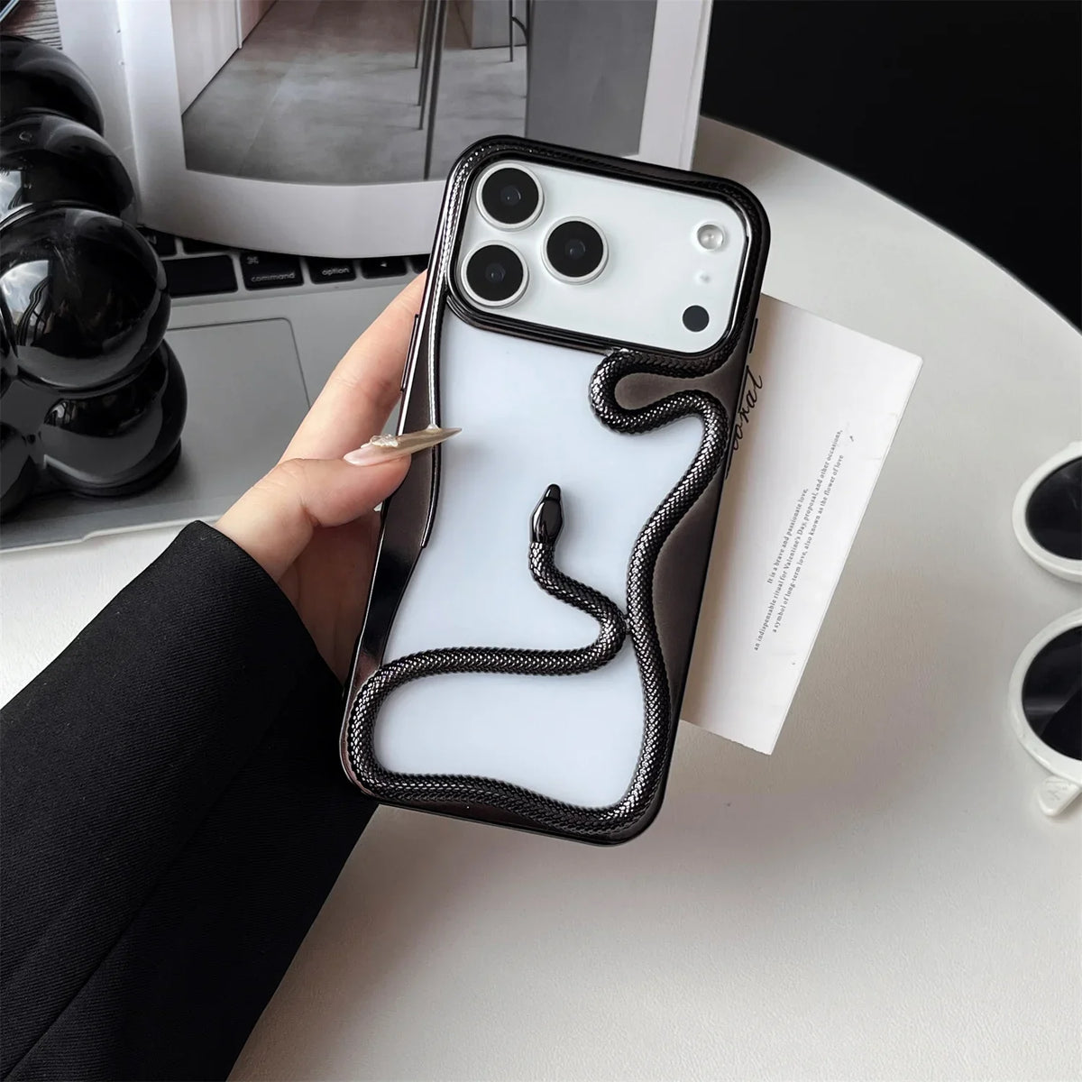 iPhone Hoesje met Slangpatroon en Verstevigde Bumper – Matte en Verchroomde Afwerking voor iPhone 12-17 | Sansoti