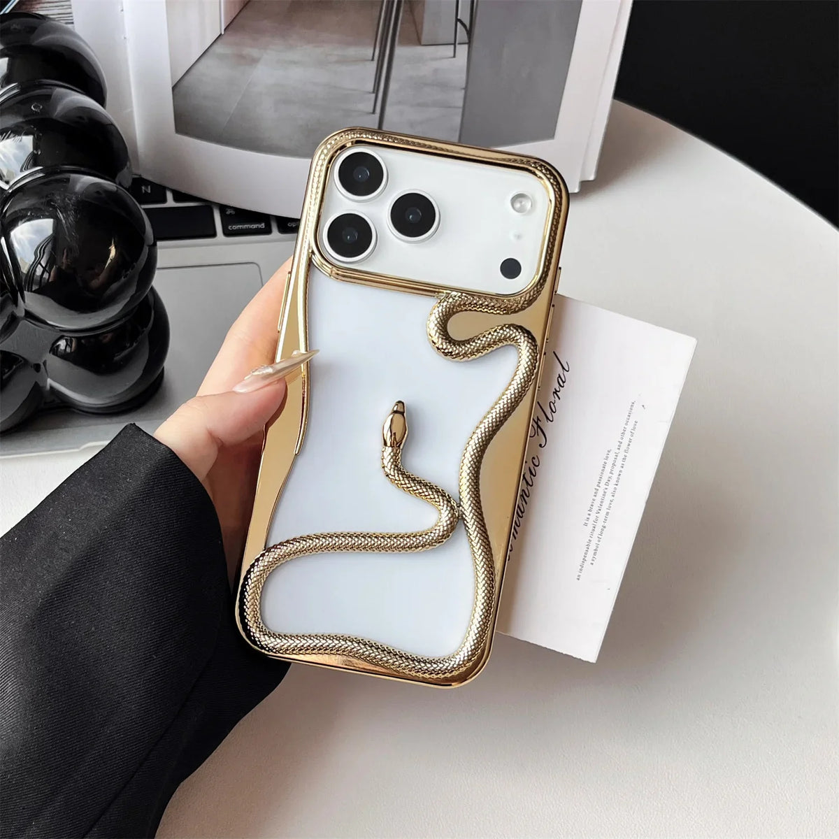 iPhone Hoesje met Slangpatroon en Verstevigde Bumper – Matte en Verchroomde Afwerking voor iPhone 12-17 | Sansoti