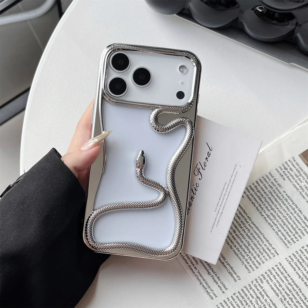 iPhone Hoesje met Slangpatroon en Verstevigde Bumper – Matte en Verchroomde Afwerking voor iPhone 12-17 | Sansoti