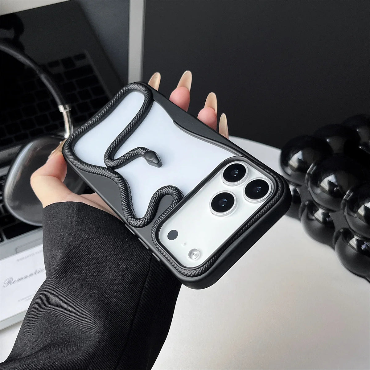 iPhone Hoesje met Slangpatroon en Verstevigde Bumper – Matte en Verchroomde Afwerking voor iPhone 12-17 | Sansoti