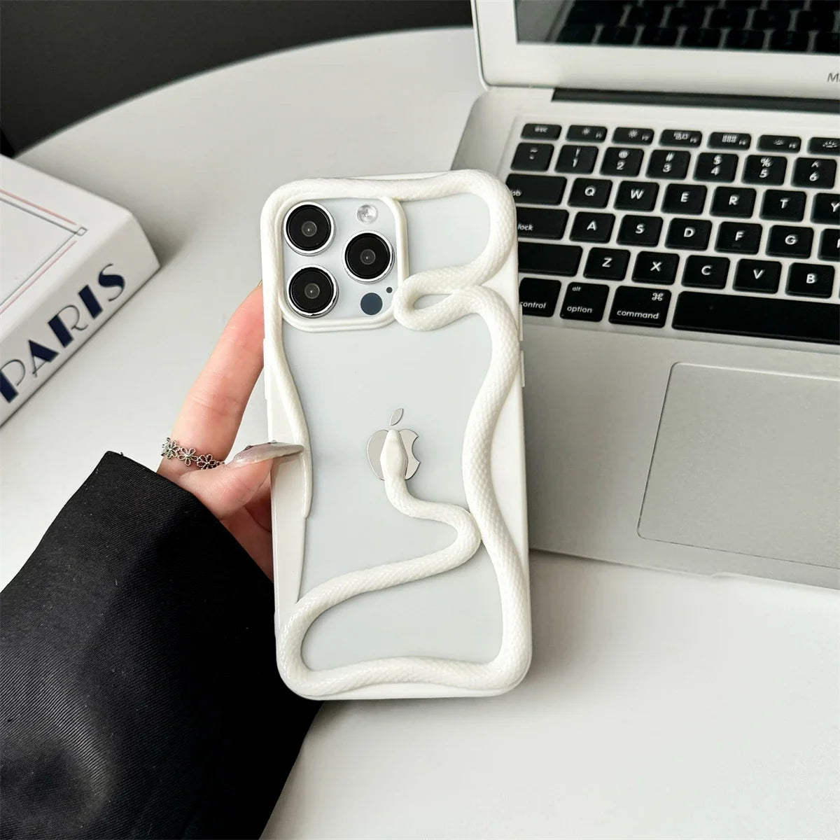 iPhone Hoesje met Slangpatroon en Verstevigde Bumper – Matte en Verchroomde Afwerking voor iPhone 12-17 | Sansoti