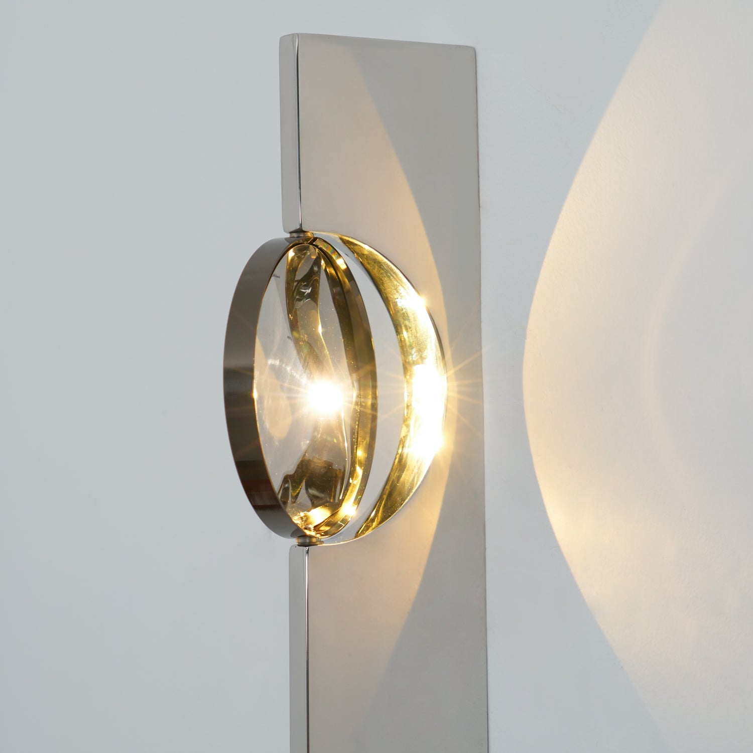 Kinetic Shadow Wandlamp Sculptuur met Verchroomde Schaduwprojectie | Sansoti