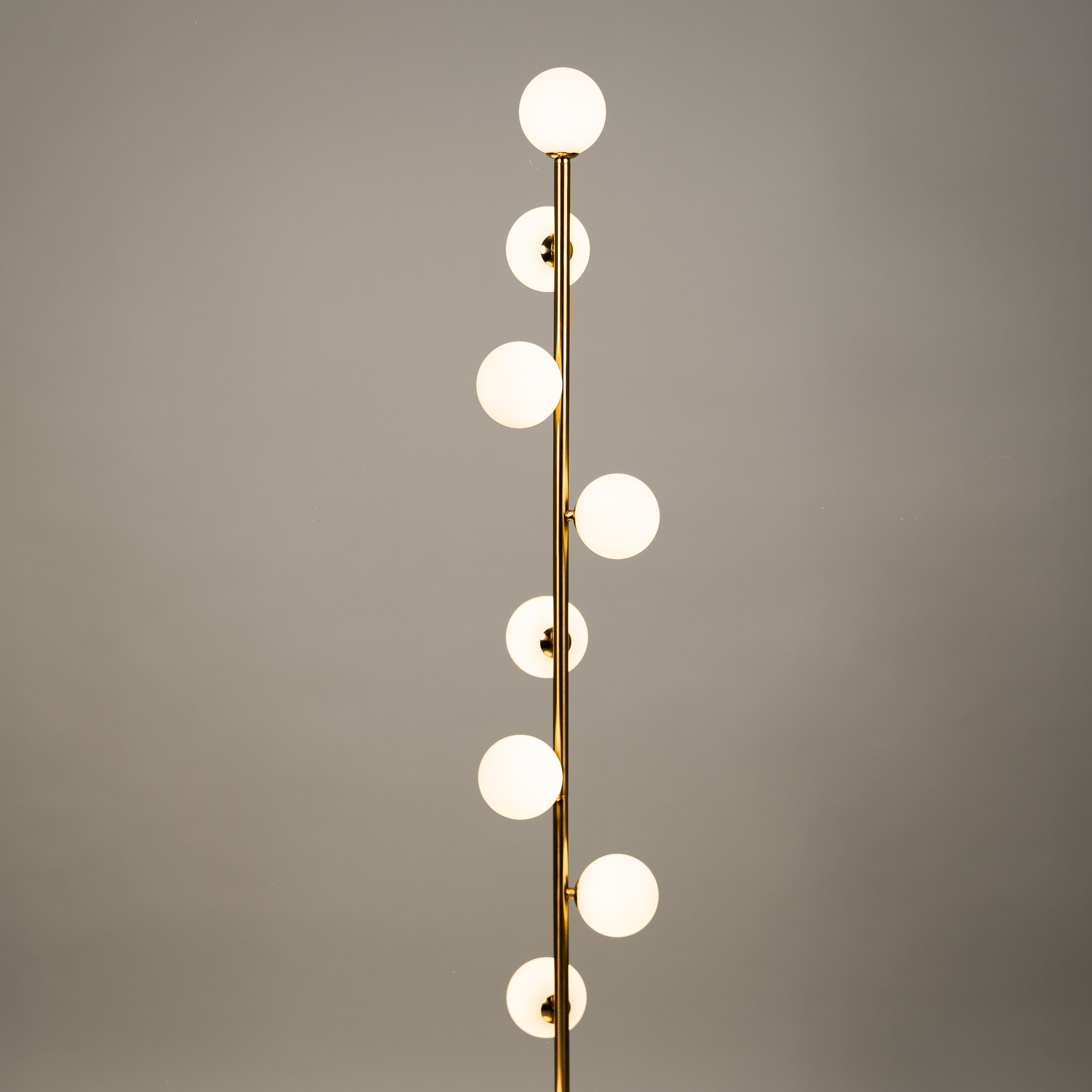 Skandinavische minimalistische Stehlampe mit Glaskugeln und warmem Licht | Restfield