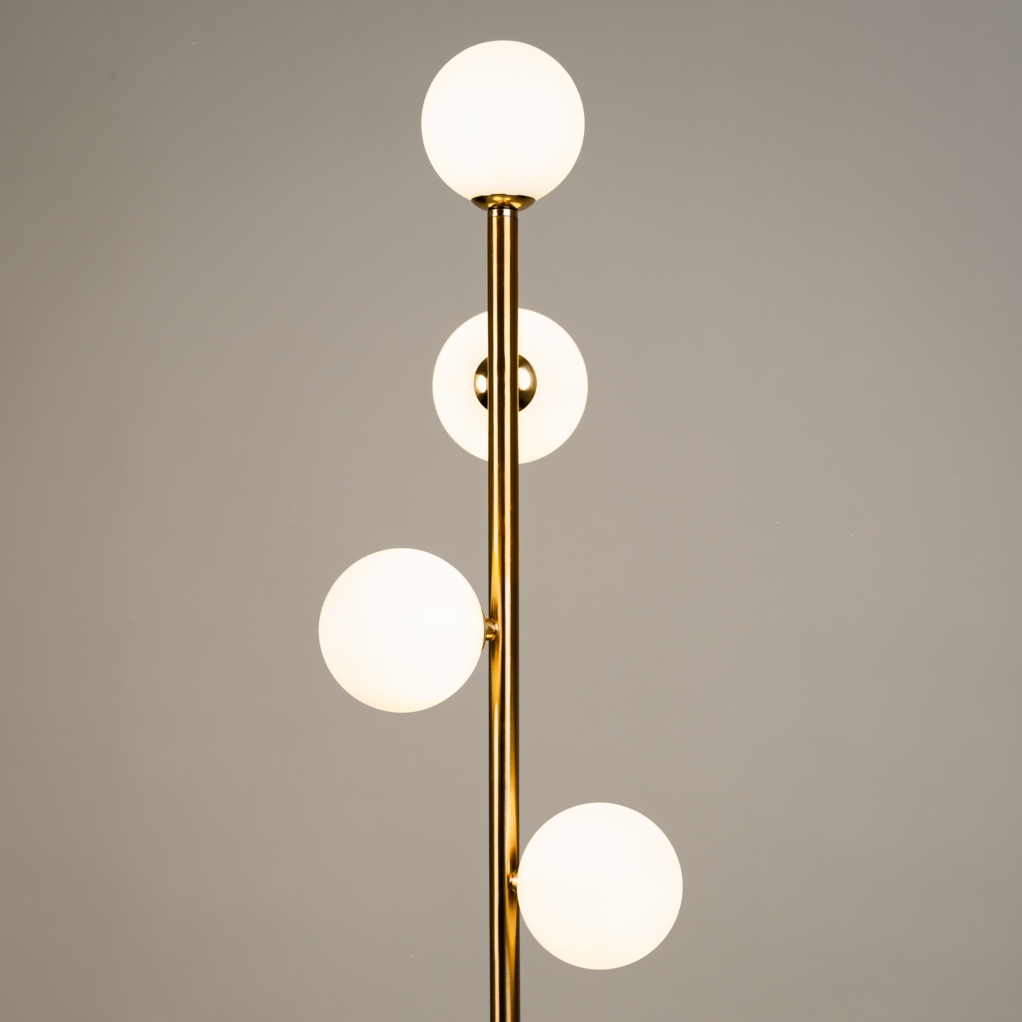 Skandinavische minimalistische Stehlampe mit Glaskugeln und warmem Licht | Restfield