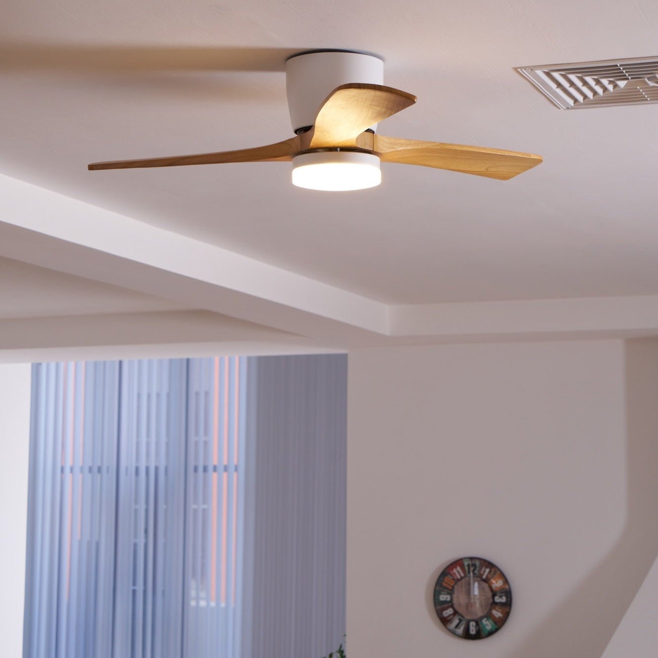 Deckenventilator mit LED-Beleuchtung und Holzflügeln – skandinavisches Design | Restfield