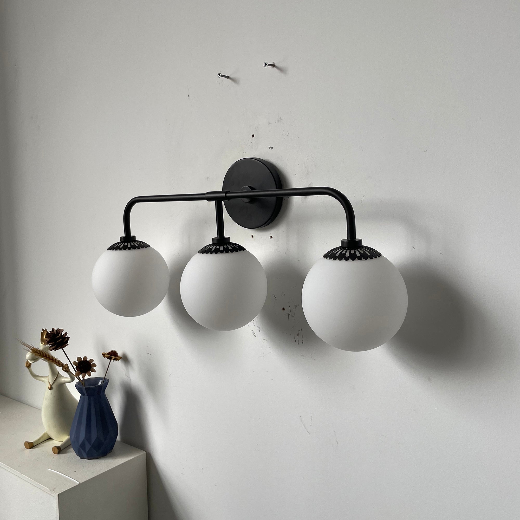 Applique murale Art déco avec abat-jour floral et globe en verre – éclairage mural design en laiton, noir ou nickel pour salon et salle de bain | Restfield