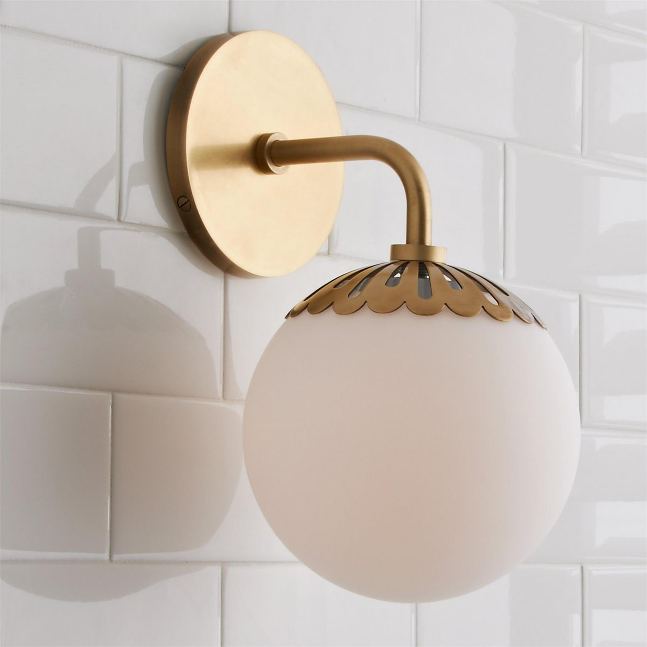 Applique murale Art déco avec abat-jour floral et globe en verre – éclairage mural design en laiton, noir ou nickel pour salon et salle de bain | Restfield