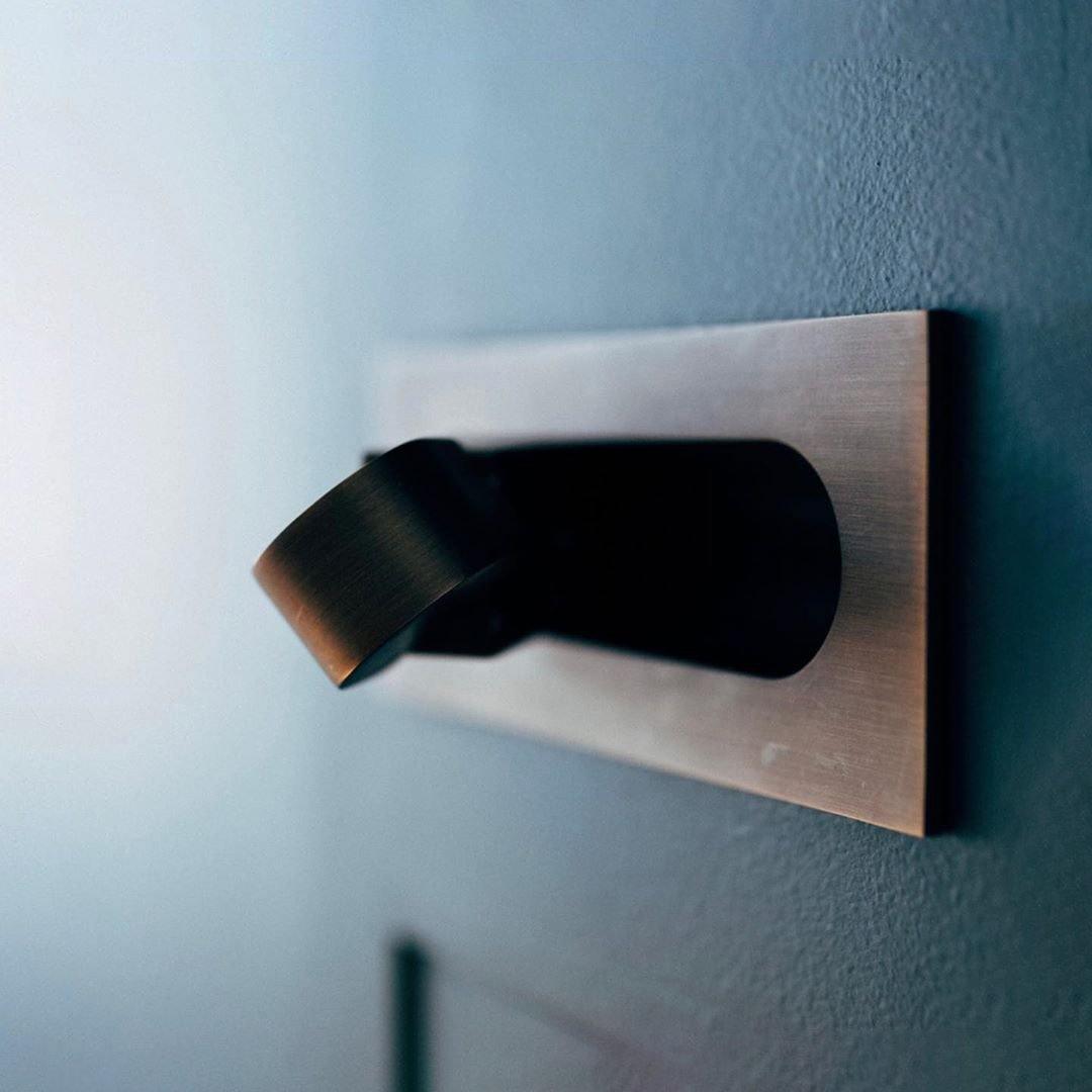 LED wandlamp met verborgen schakelaar – druk in, druk uit – verstelbare kop voor leeslicht naast bed | Sansoti