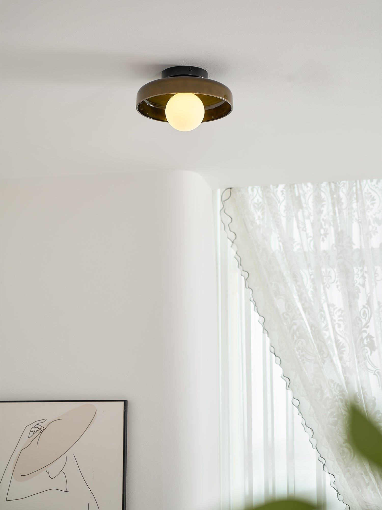 Disc Orb Plafondlamp – Moderne Glazen Lampenkap Rond Scandinavisch Design Messing Basis 3 Lichtpunten Warm Licht Woonkamer Slaapkamer Eetkamer | Sansoti