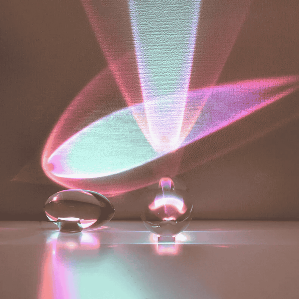 Kristall-Tischleuchte mit LED und Farbfiltern, Chrom-Design, dimmbar, für Schlafzimmer, Schreibtisch und Nachttisch | Sansoti