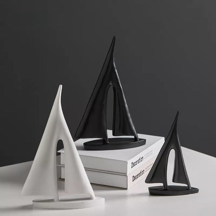 Minimalistische Zeilboot Sculptuur – Verfijnde Maritieme Decoratie voor Moderne Interieurs | Sansoti
