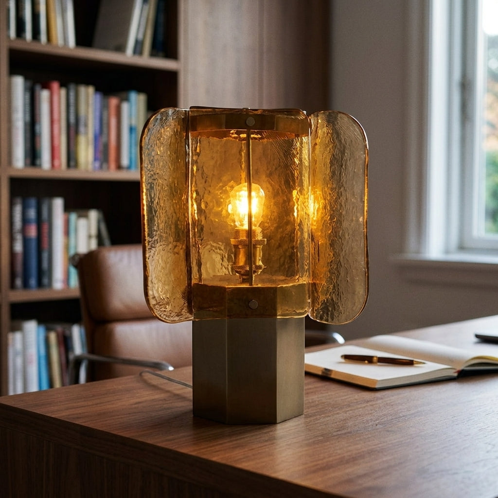 Glazen Tafellamp met Amberkleurige Panelen en Koperaccent — Warme Sfeerverlichting | Sansoti
