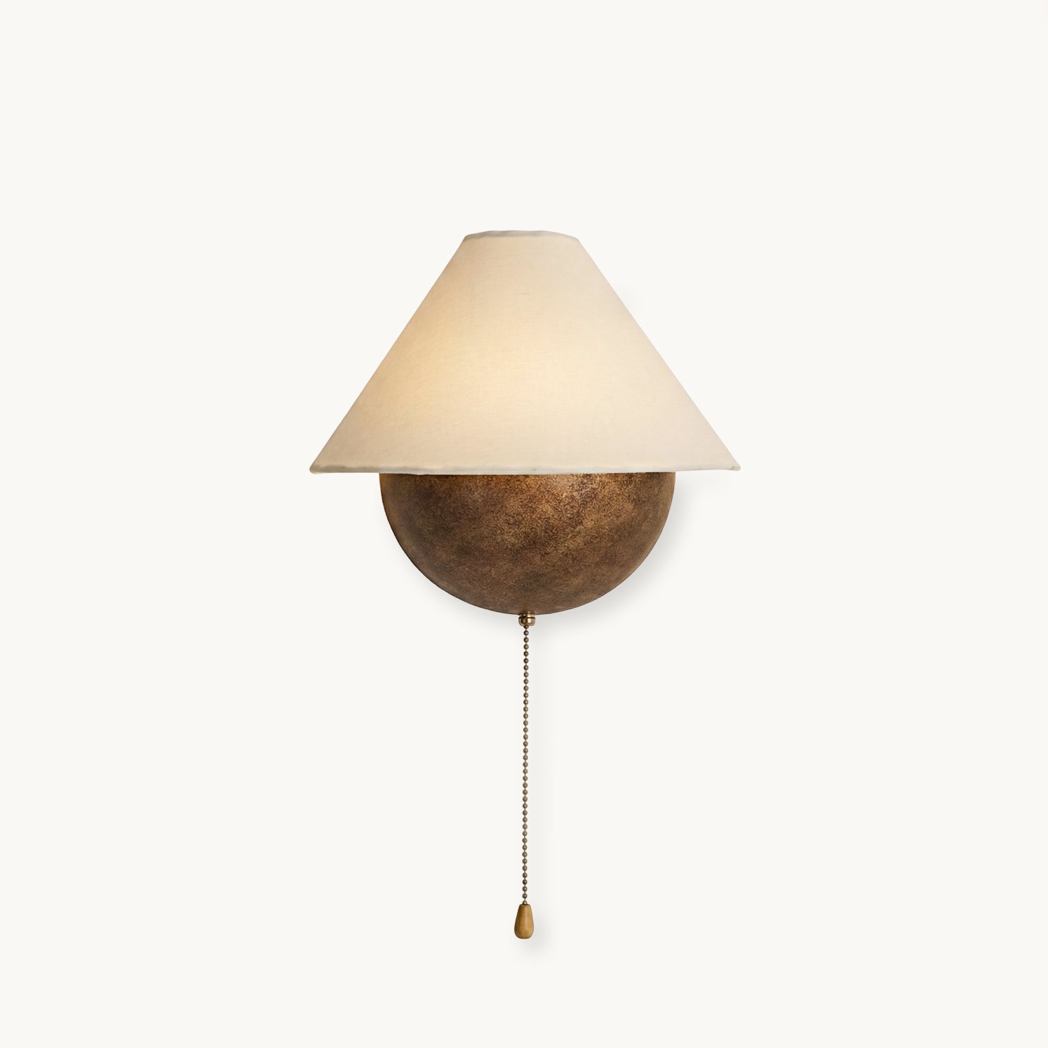 Wandlamp Half-Sphere met Stoffen Kap – Messing Trekschakelaar & Handbewerkt Ijzer voor Slaapkamer en Leeshoek | Sansoti