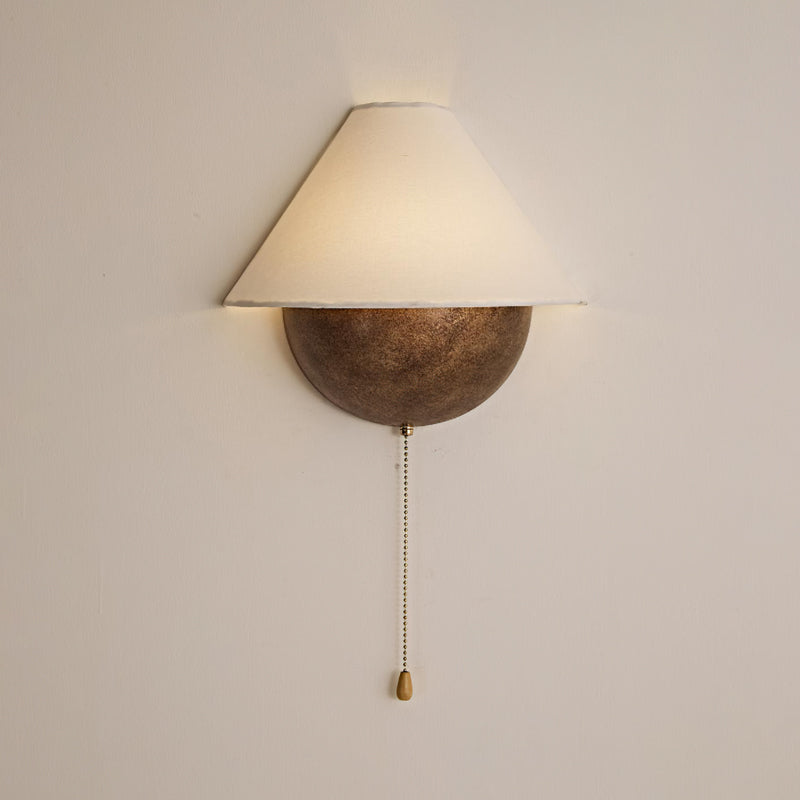Wandlamp Half-Sphere met Stoffen Kap – Messing Trekschakelaar & Handbewerkt Ijzer voor Slaapkamer en Leeshoek | Sansoti