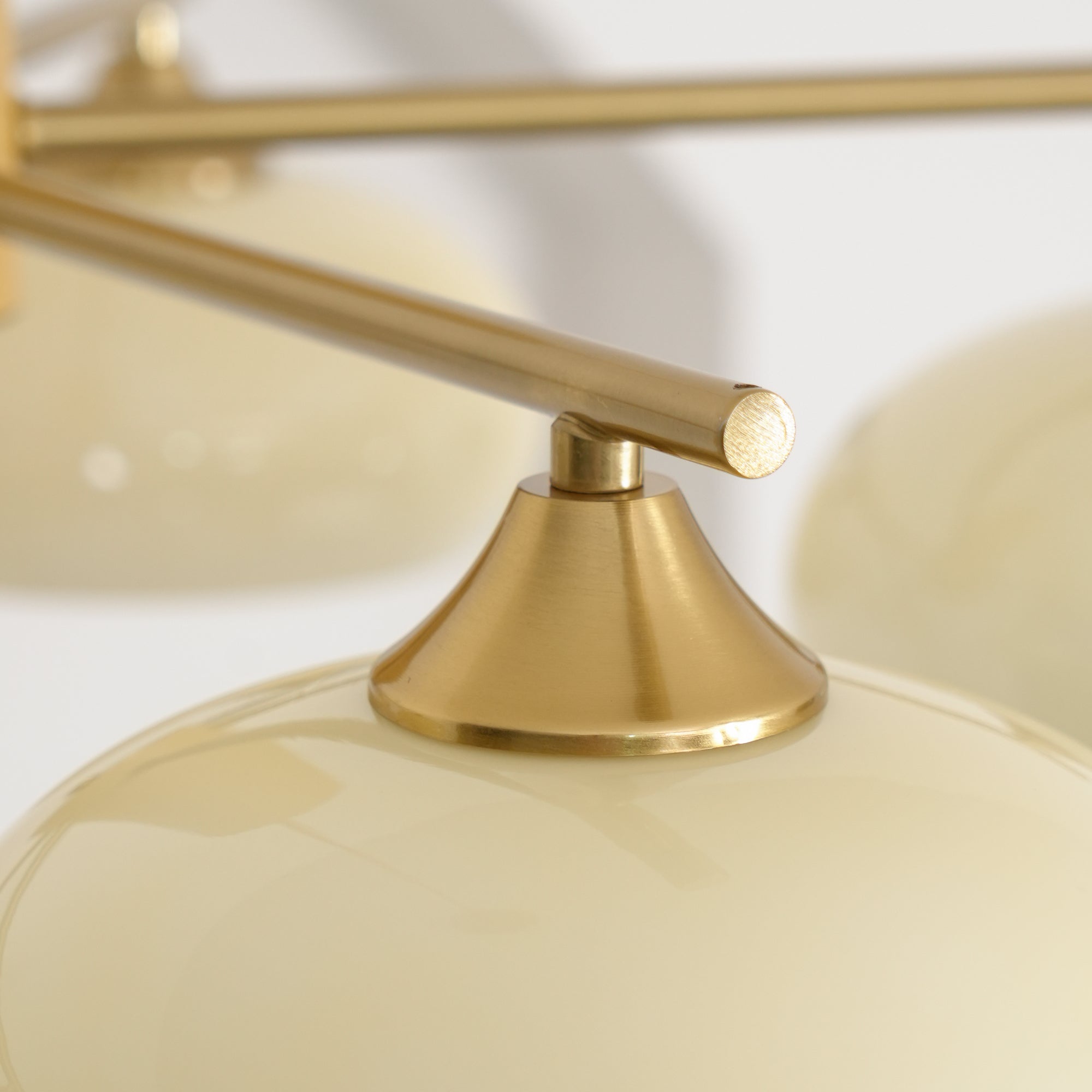 Ovale Design Kroonluchter Met Glazen Kappen En Messing Details Voor Woonkamer En Eetkamer | Sansoti