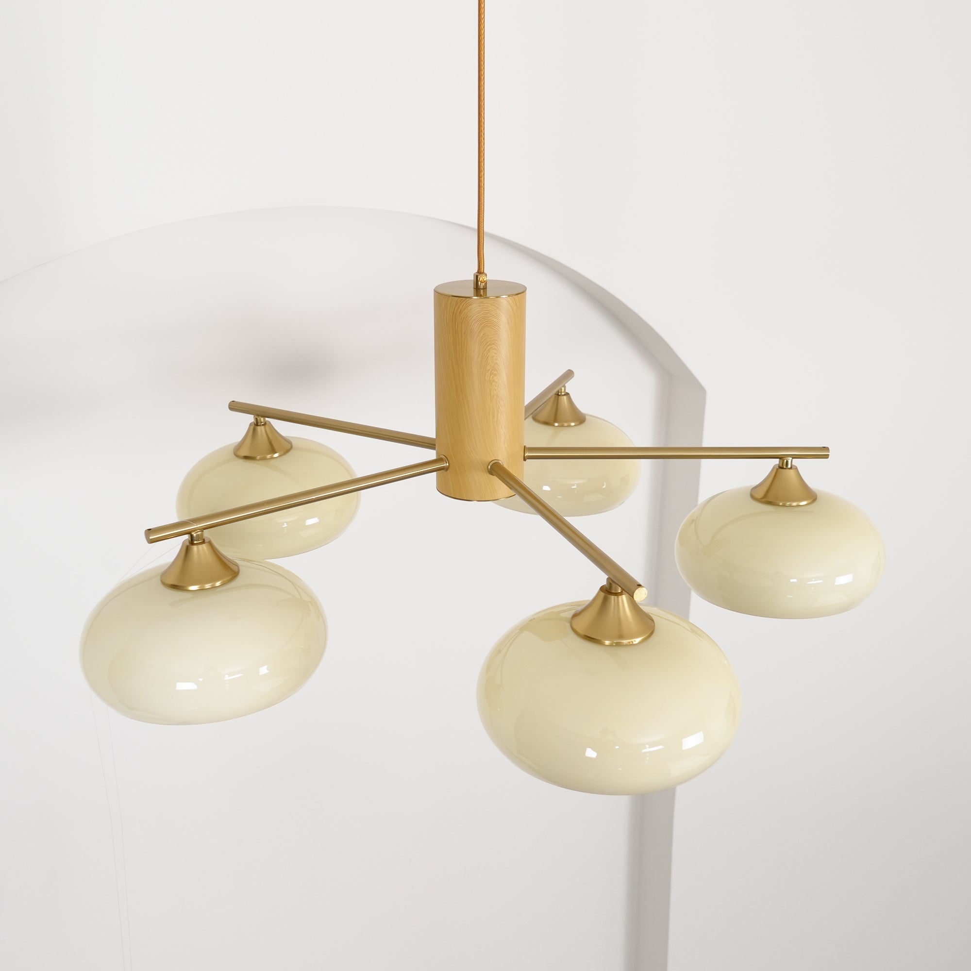 Ovale Design Kroonluchter Met Glazen Kappen En Messing Details Voor Woonkamer En Eetkamer | Sansoti