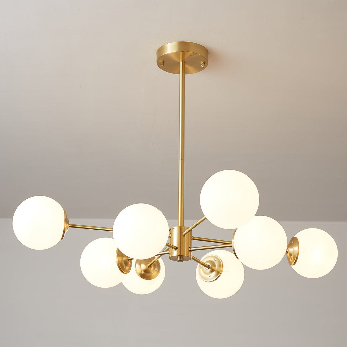 Kronleuchter aus Glaskugeln, Messing, Deckenleuchte, Esszimmer, Wohnzimmer, skandinavisches Design, modernes Interieur | Sansoti