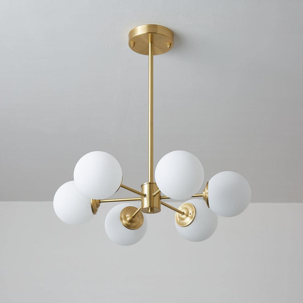 Kronleuchter aus Glaskugeln, Messing, Deckenleuchte, Esszimmer, Wohnzimmer, skandinavisches Design, modernes Interieur | Sansoti