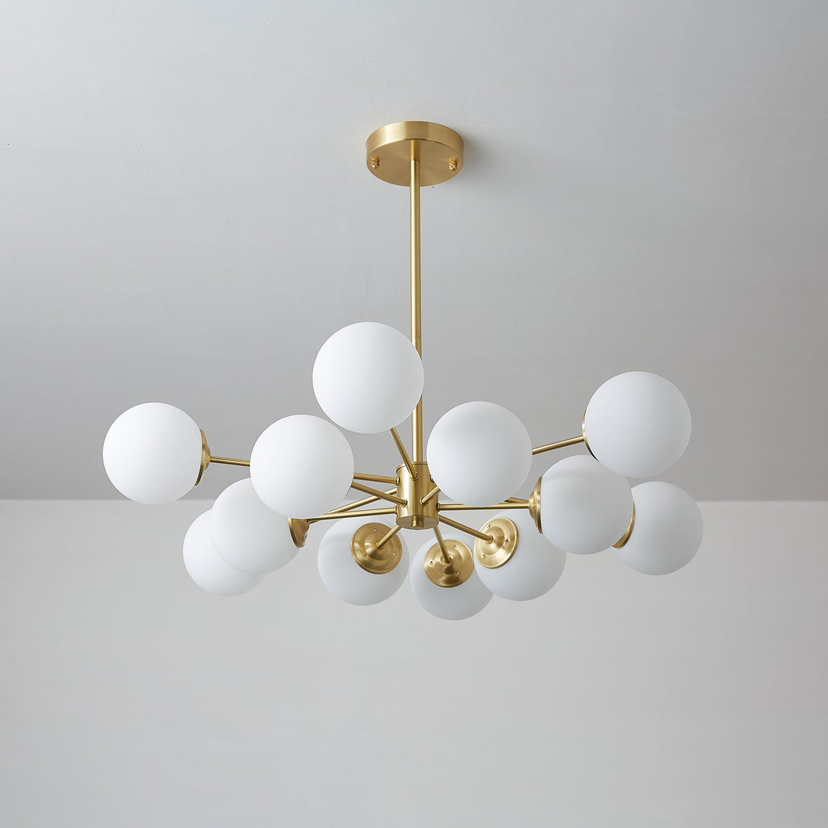 Kronleuchter aus Glaskugeln, Messing, Deckenleuchte, Esszimmer, Wohnzimmer, skandinavisches Design, modernes Interieur | Sansoti