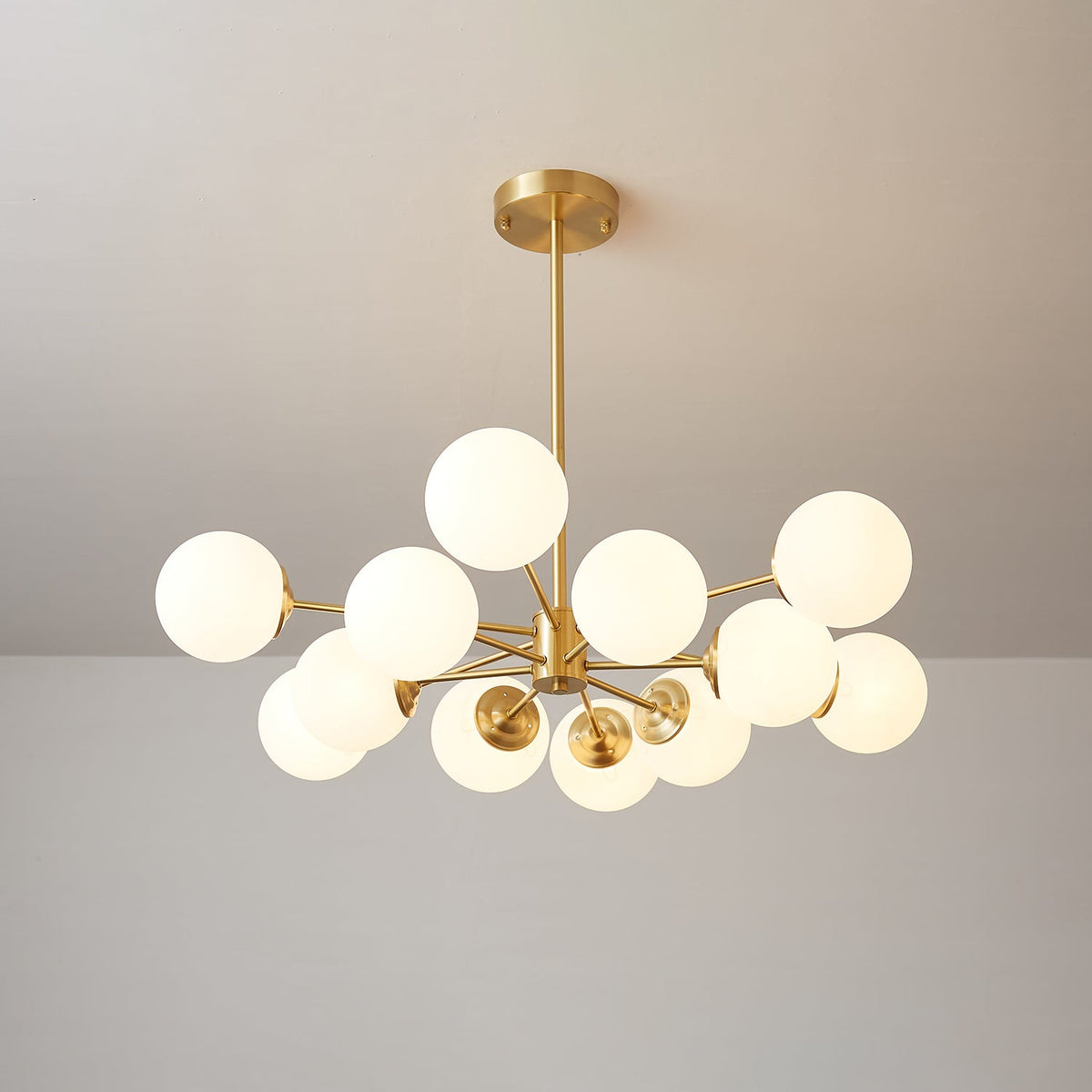 Kronleuchter aus Glaskugeln, Messing, Deckenleuchte, Esszimmer, Wohnzimmer, skandinavisches Design, modernes Interieur | Sansoti