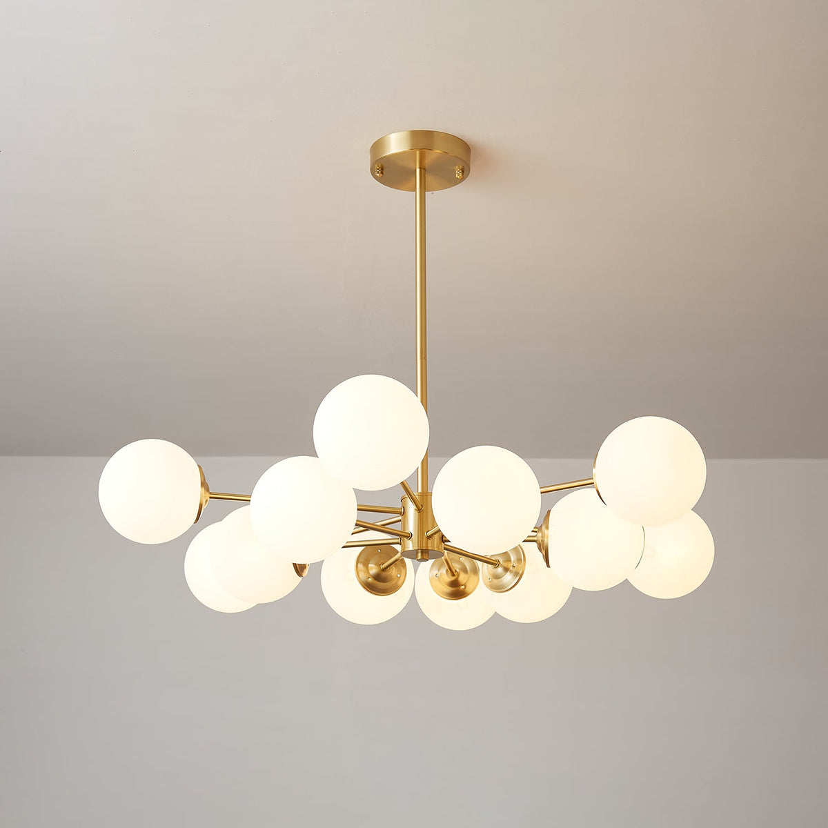 Kronleuchter aus Glaskugeln, Messing, Deckenleuchte, Esszimmer, Wohnzimmer, skandinavisches Design, modernes Interieur | Sansoti