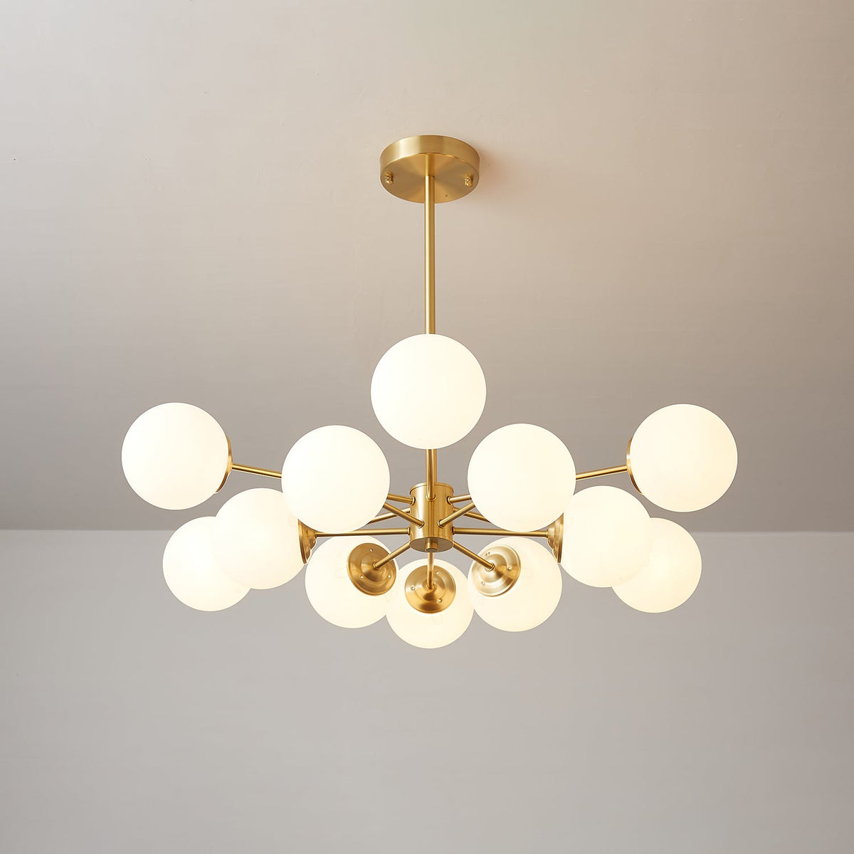Kronleuchter aus Glaskugeln, Messing, Deckenleuchte, Esszimmer, Wohnzimmer, skandinavisches Design, modernes Interieur | Sansoti