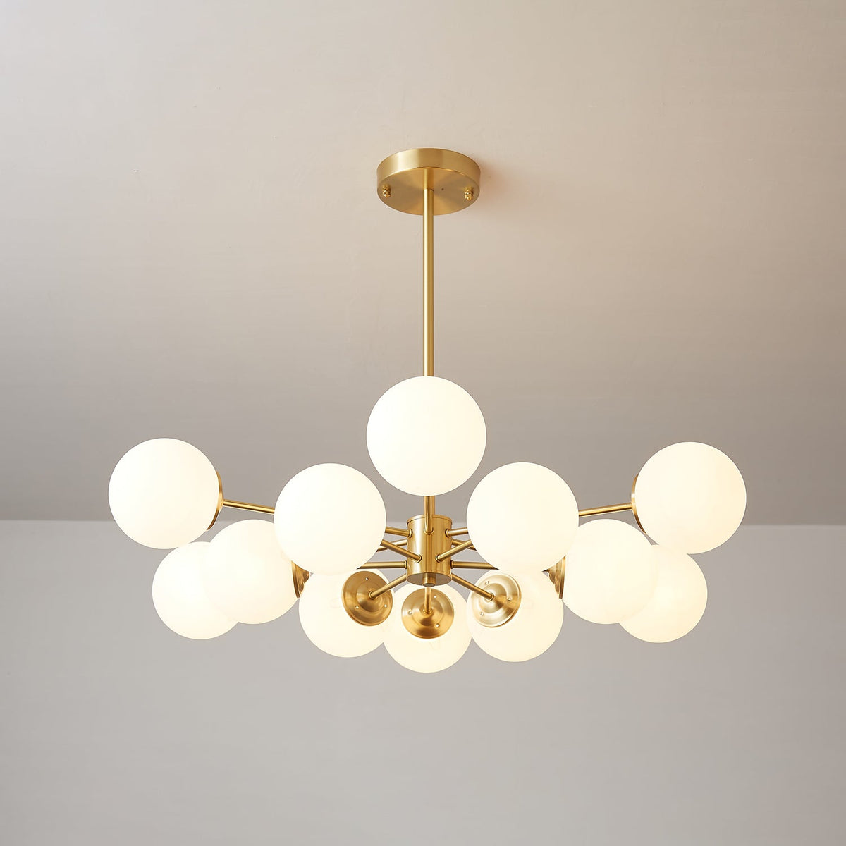 Kronleuchter aus Glaskugeln, Messing, Deckenleuchte, Esszimmer, Wohnzimmer, skandinavisches Design, modernes Interieur | Sansoti