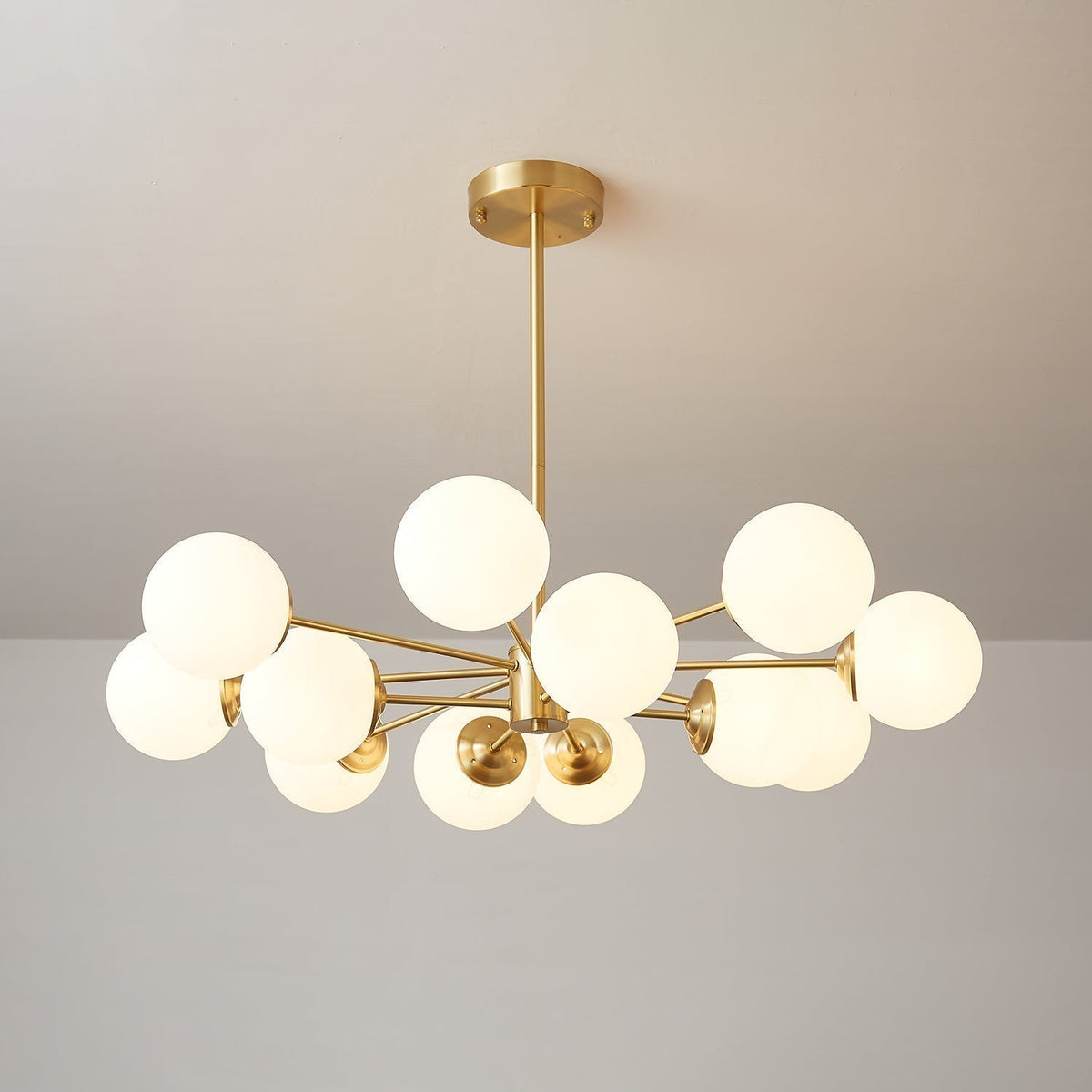 Kronleuchter aus Glaskugeln, Messing, Deckenleuchte, Esszimmer, Wohnzimmer, skandinavisches Design, modernes Interieur | Sansoti