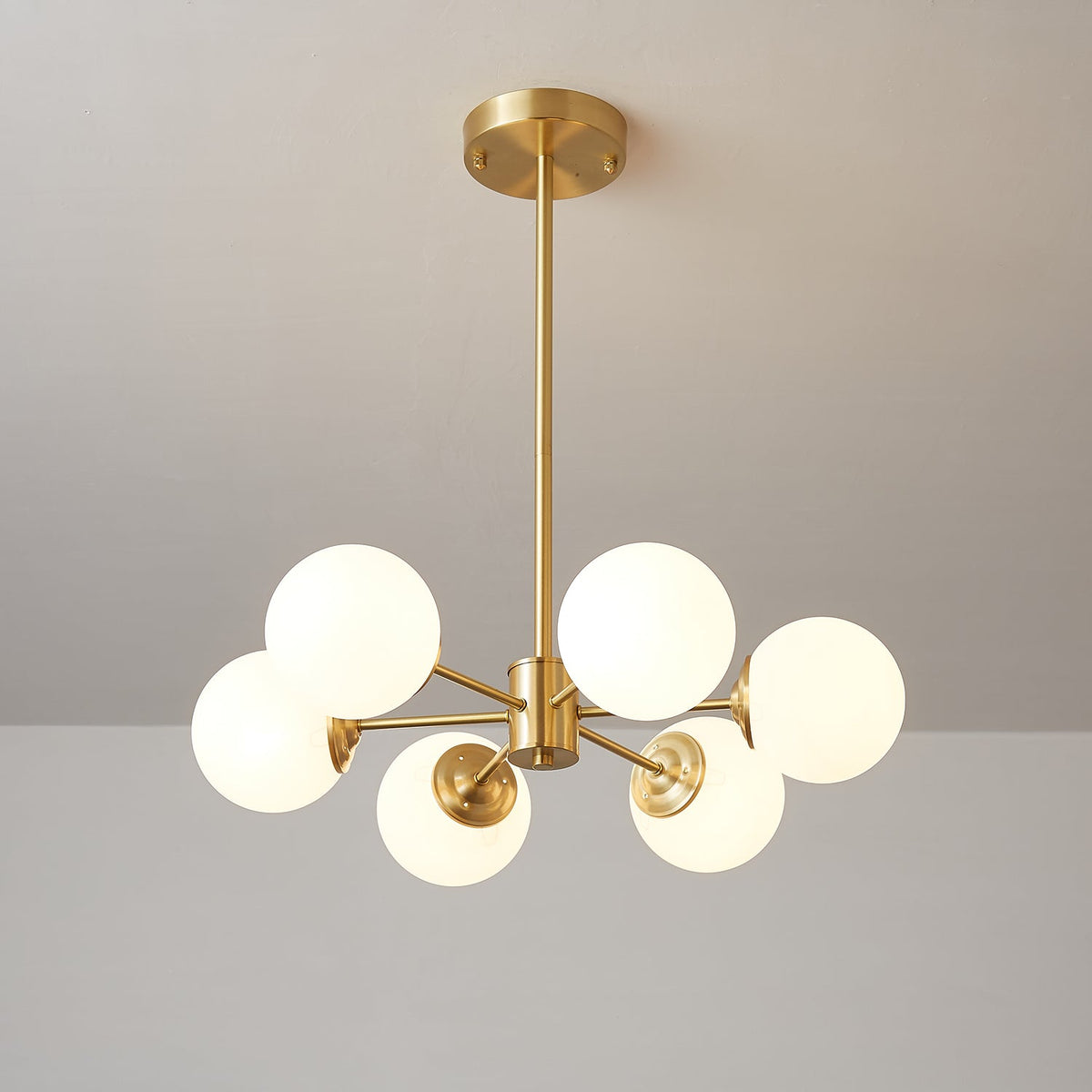 Kronleuchter aus Glaskugeln, Messing, Deckenleuchte, Esszimmer, Wohnzimmer, skandinavisches Design, modernes Interieur | Sansoti