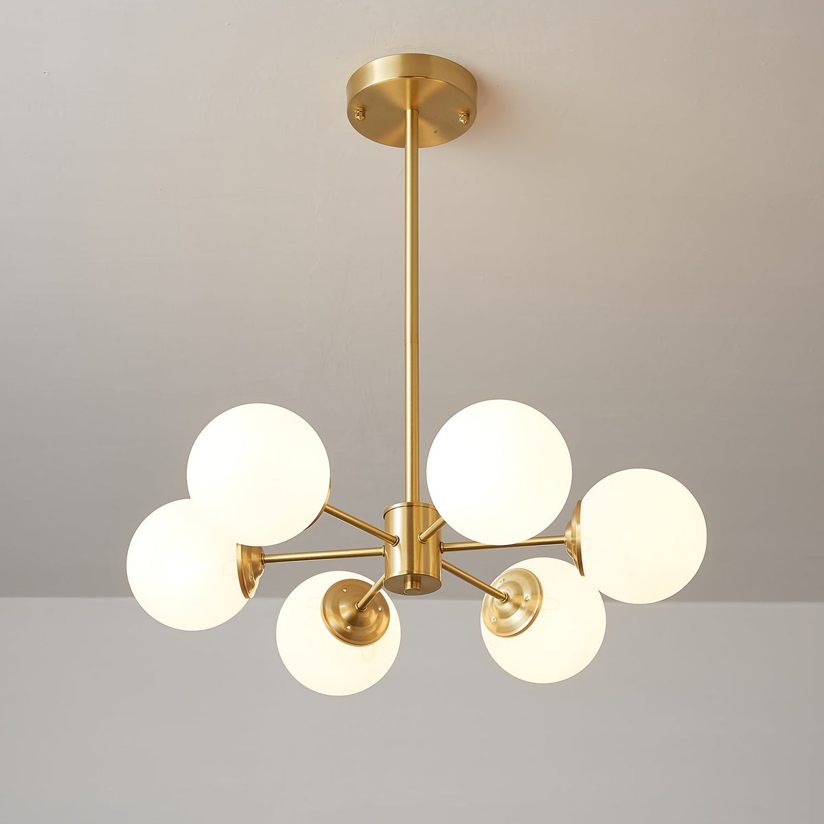Kronleuchter aus Glaskugeln, Messing, Deckenleuchte, Esszimmer, Wohnzimmer, skandinavisches Design, modernes Interieur | Sansoti
