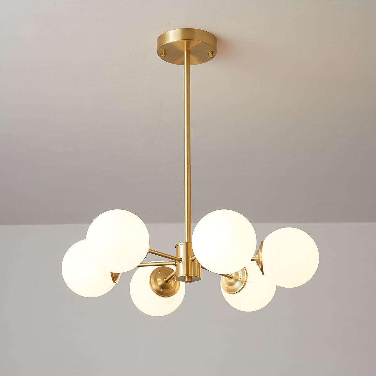 Kronleuchter aus Glaskugeln, Messing, Deckenleuchte, Esszimmer, Wohnzimmer, skandinavisches Design, modernes Interieur | Sansoti