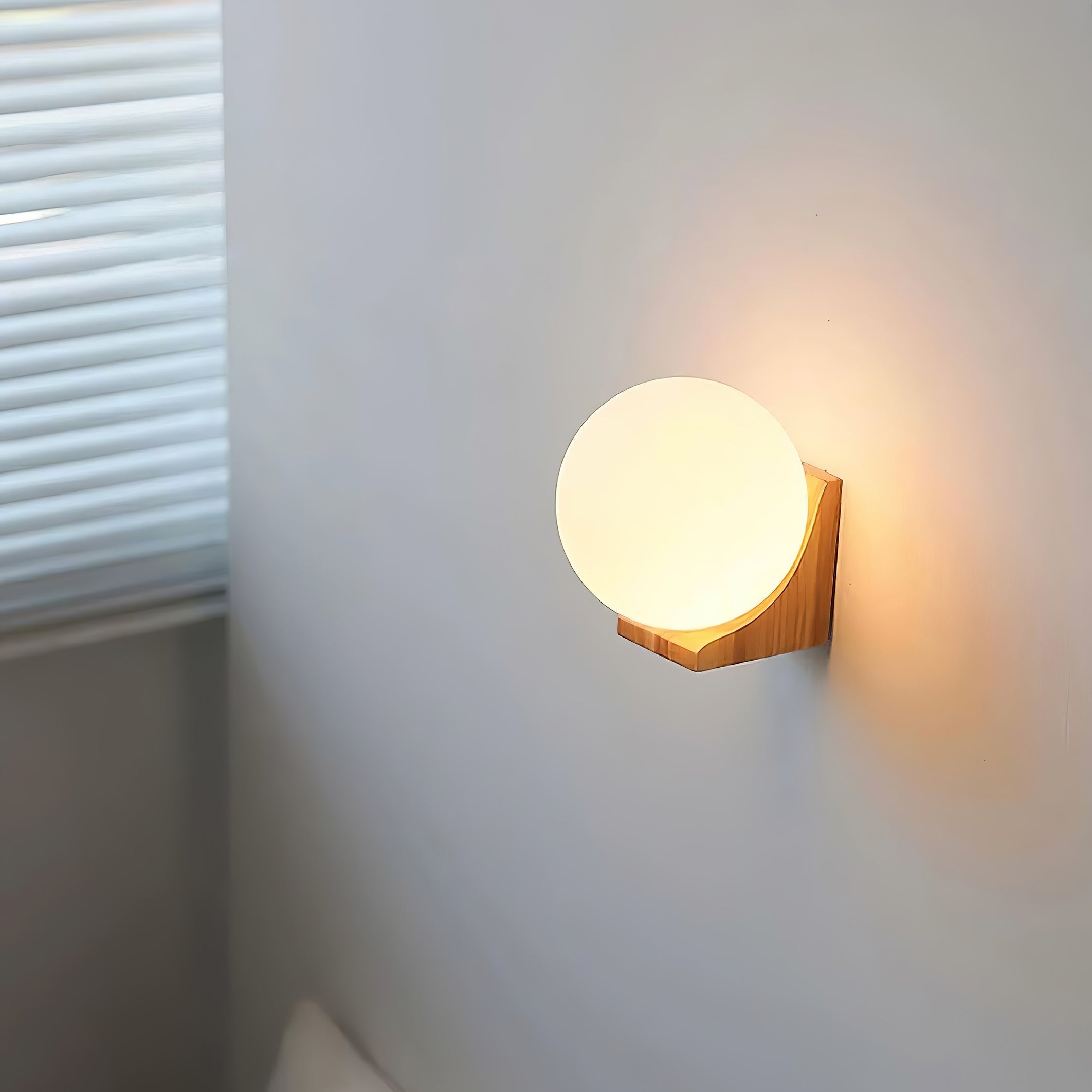 Wandlamp met Glazen Bol en Houten Beugel – Walnoot of Essenhout – Modern Landelijke Stijl | Sansoti