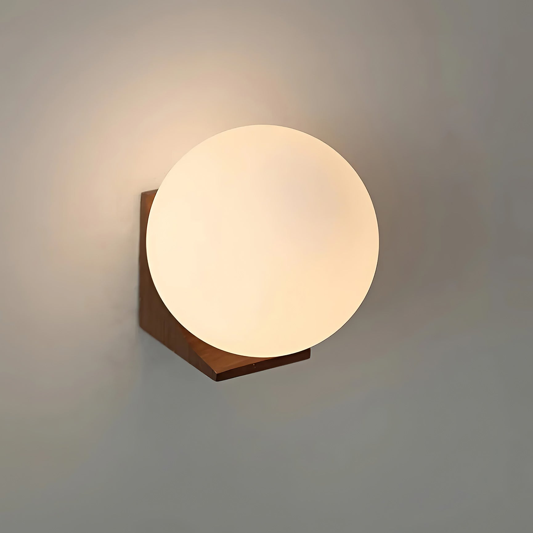 Wandlamp met Glazen Bol en Houten Beugel – Walnoot of Essenhout – Modern Landelijke Stijl | Sansoti