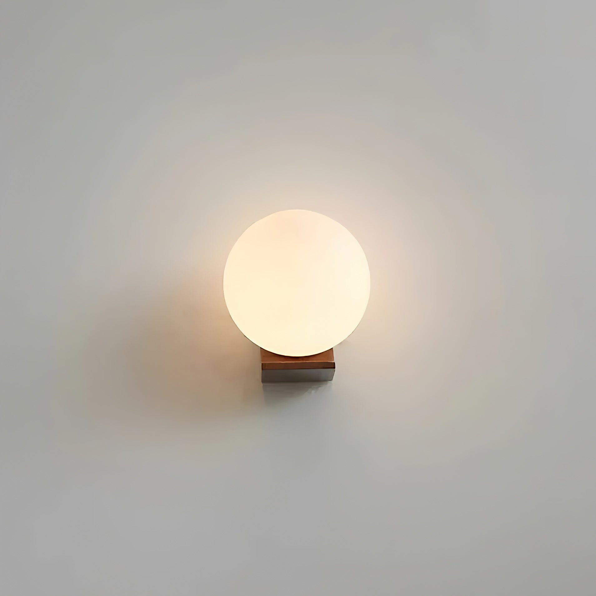 Wandlamp met Glazen Bol en Houten Beugel – Walnoot of Essenhout – Modern Landelijke Stijl | Sansoti