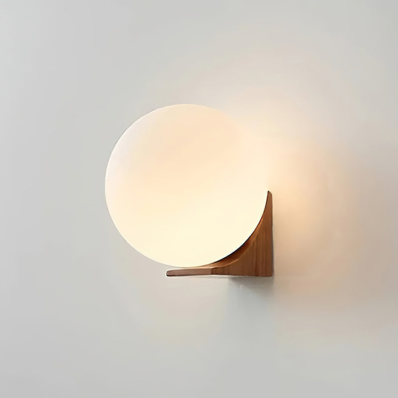 Wandlamp met Glazen Bol en Houten Beugel – Walnoot of Essenhout – Modern Landelijke Stijl | Sansoti